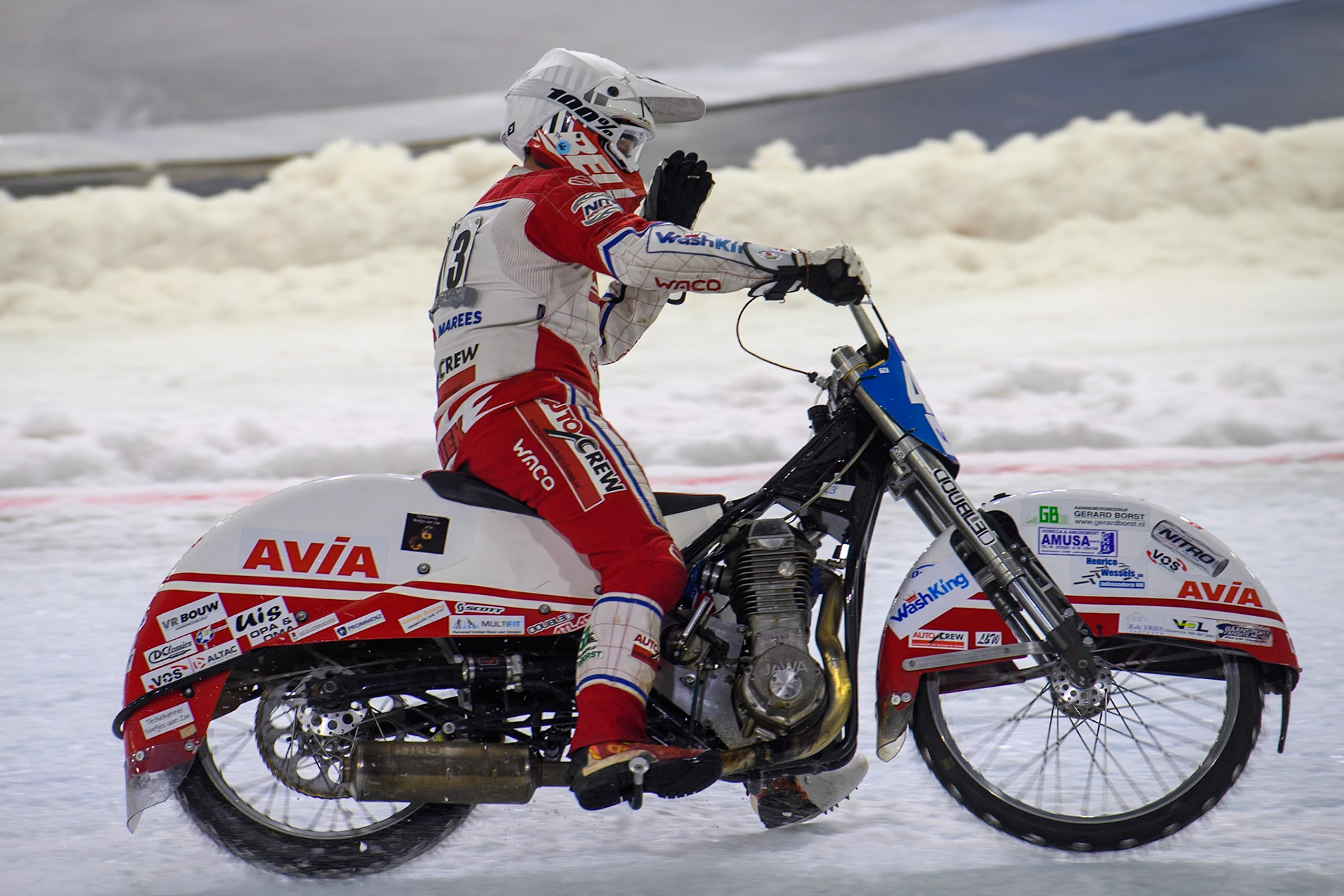 Niek Schaap of The Netherlands acknowledges the fans after his final ride of the night during the Roelof Thijs Bokaal, Ice Rink Thialf, Heerenveen, Netherlands on Friday 4th April 2025. (Photo: Ian Charles | MI News)