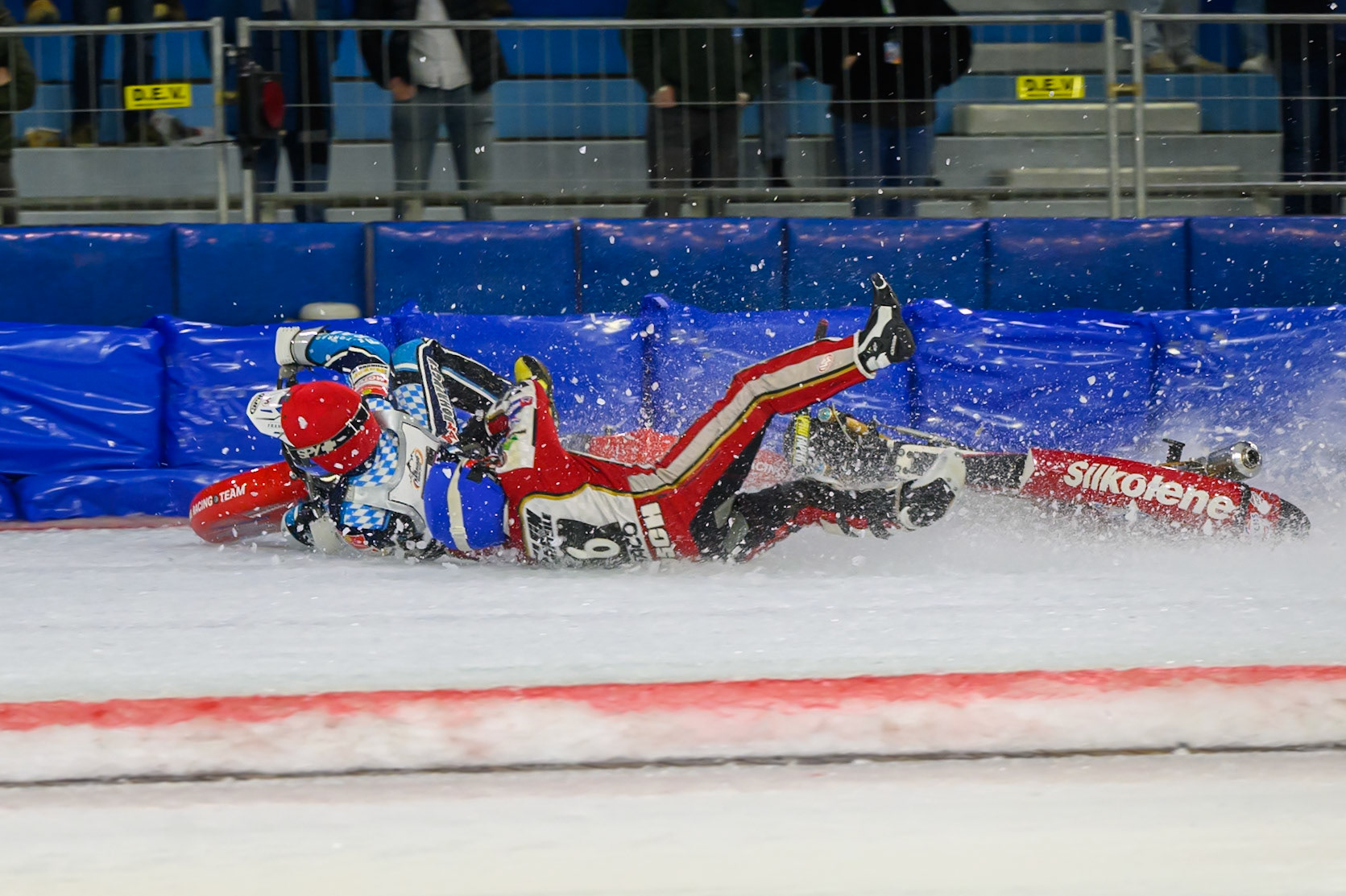 Simon Mayer of Germany in Red and Josef Kreuzberger of Austria in Blue collide and crash  during the ROELOF THIJS BOKAAL at Ice Rink Thialf, Heerenveen on Friday 10th April 2026.  (Photo: Ian Charles | MI News)