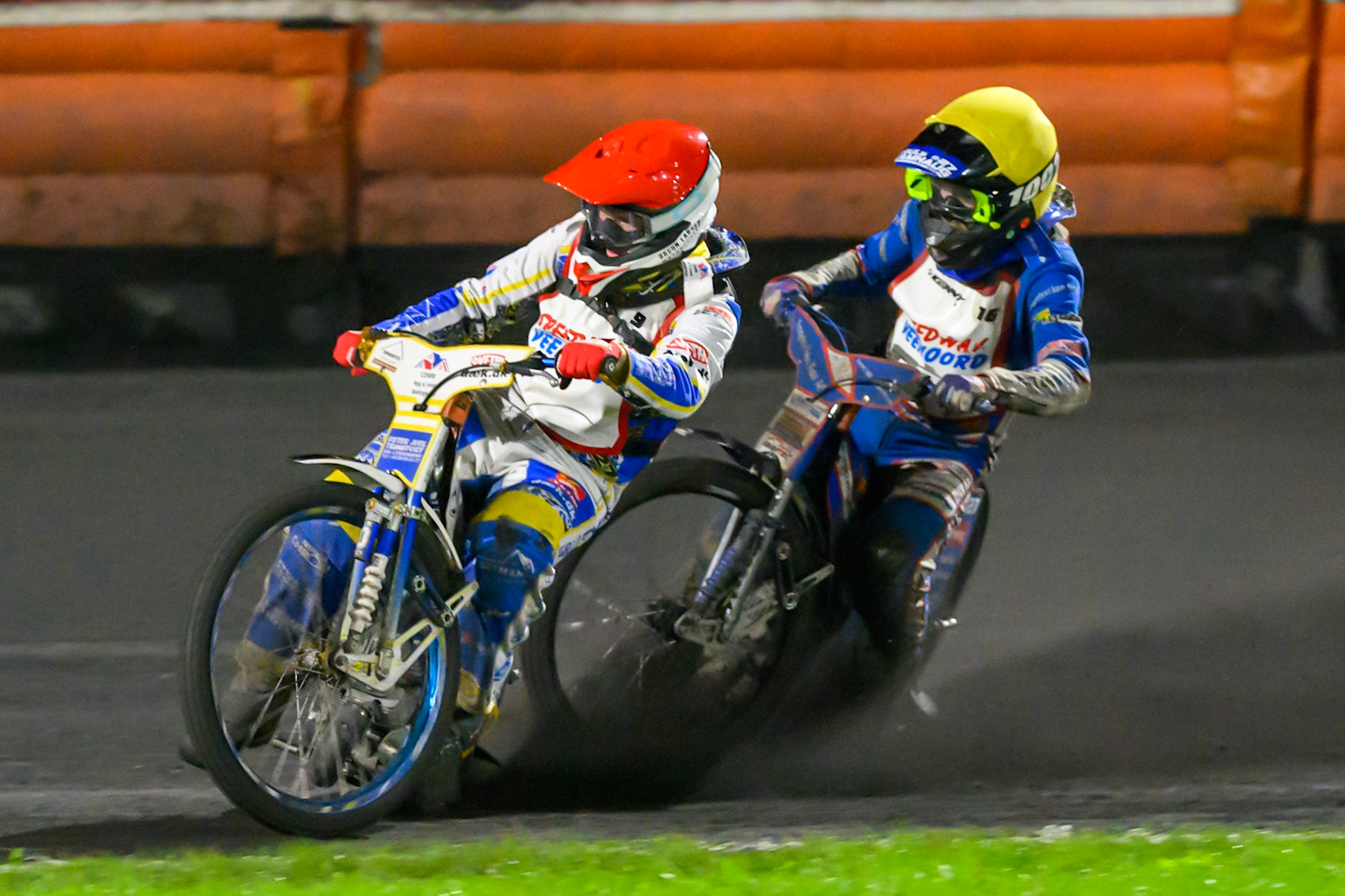 Rasmus Pedersen of Denmark in Red leading Truis Kamhaug of Norway in Yellow during the Gouden KENNY Helm at Speedway Veenoord, Veenoord in the Netherlands on Saturday 19th September 2026. (Photo: Ian Charles | MI News)