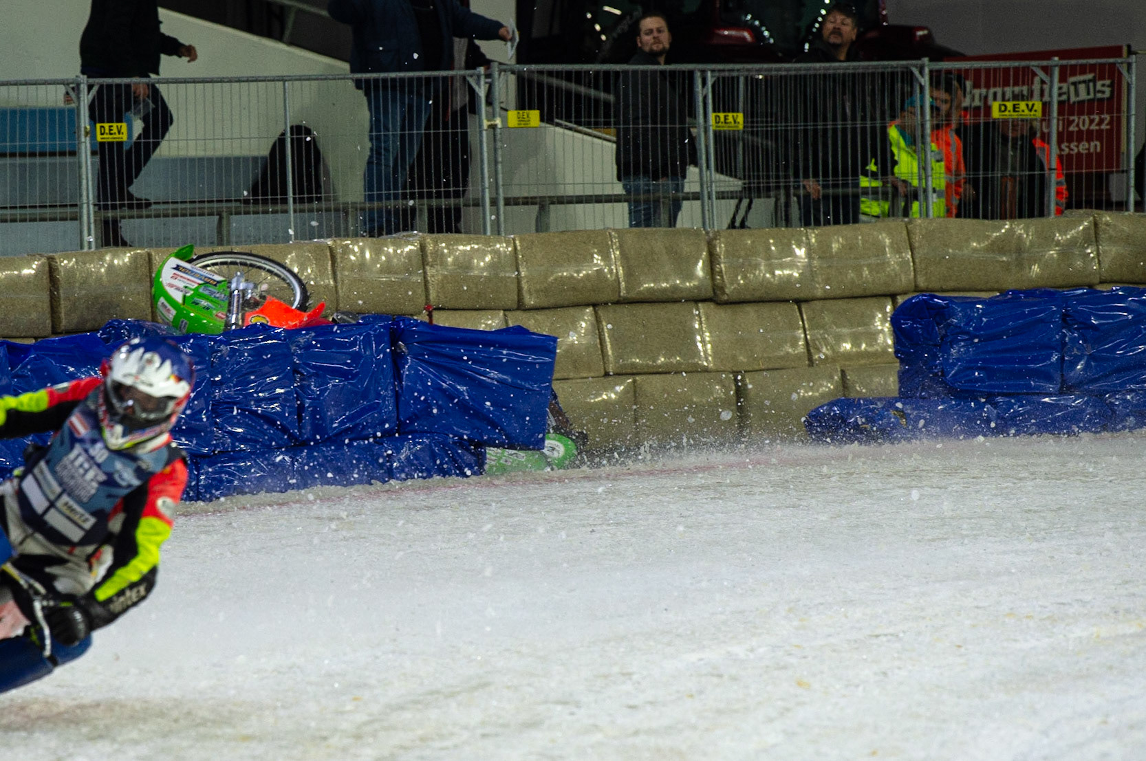 HEERENVEEN, NL.Johann Weber (33)  crashes out of Heat 6  during the FIM Ice Speedway Gladiators World Championship Final 3 at Ice Rink Thialf, Heerenveen on Saturday  2 April 2022. (Credit: Ian Charles | MI News)