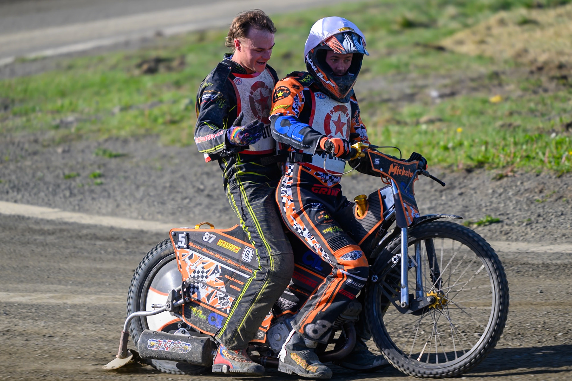 Mickie Simpson of Stoke Potters in White gives Ben Whalley of Stoke Potters a lift back to the pits after his crash during the National Development League Challenge match between Buxton Bulls and Stoke Potters at Hi-Edge Speedway, Buxton on Sunday 24th May 2026. (Photo: Ian Charles | MI News)