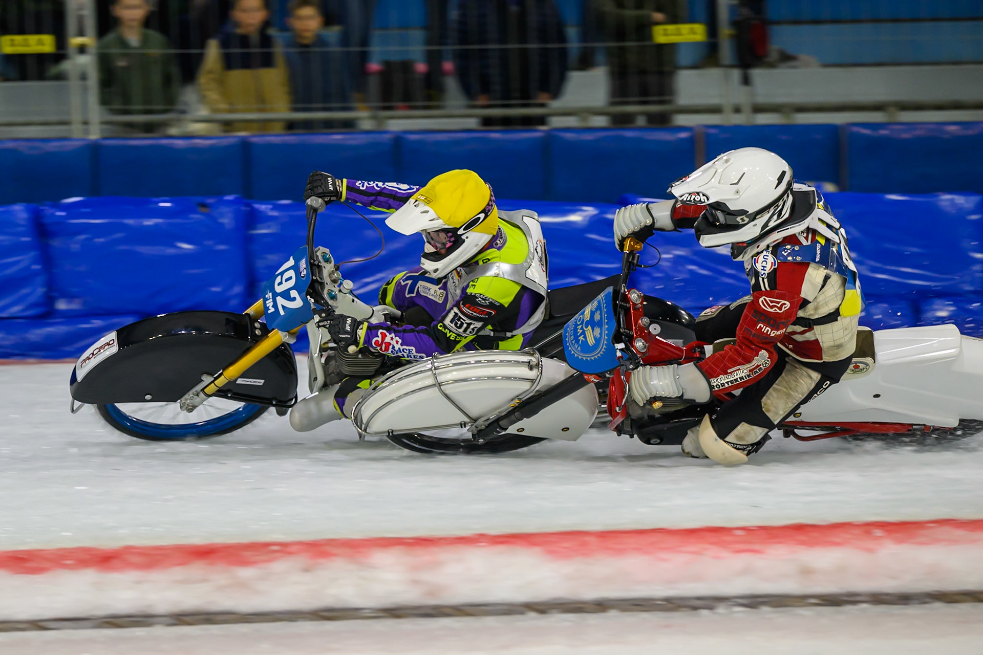 Paul Cooper of Great Britain rides in Yellow outside Robin Häggström of Sweden in White during the ROELOF THIJS BOKAAL at Ice Rink Thialf, Heerenveen on Friday 10th April 2026.  (Photo: Ian Charles | MI News)