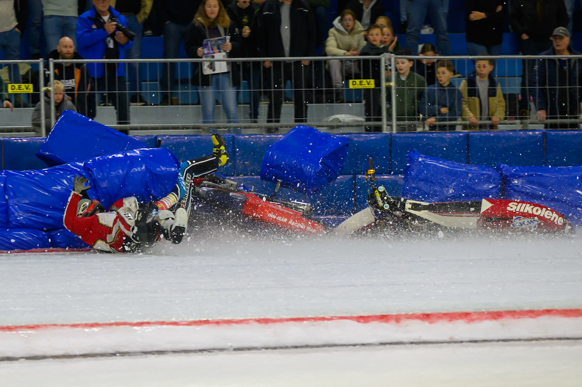 Simon Mayer of Germany in Red and Josef Kreuzberger of Austria in Blue collide and crash  during the ROELOF THIJS BOKAAL at Ice Rink Thialf, Heerenveen on Friday 10th April 2026.  (Photo: Ian Charles | MI News)