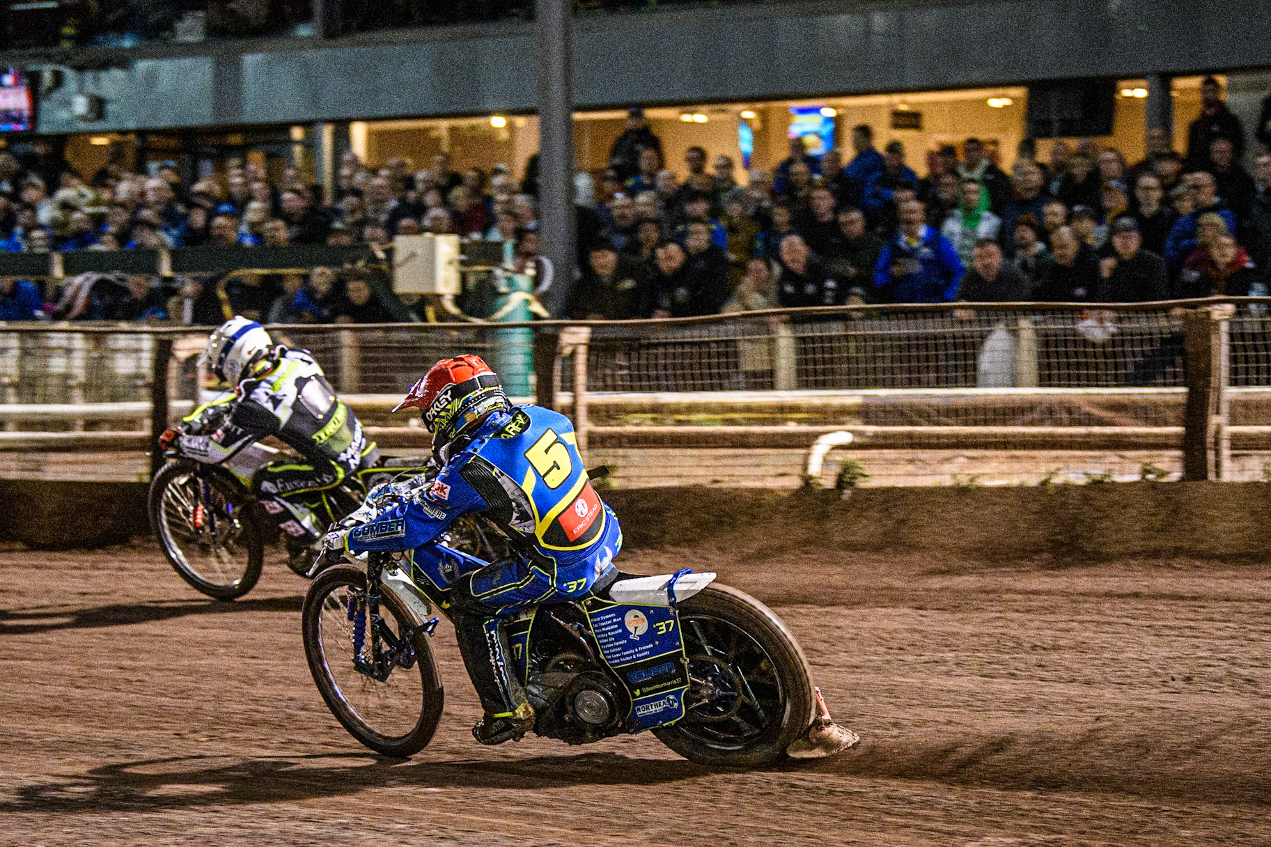 Chris Harris (Red) chases Emil Sayfutdinov (White) during the Sports Insure Premiership Grand Final Second Leg match between Sheffield Tigers and Ipswich Witches at Owlerton Stadium, Sheffield on Thursday 5th October 2023. (Photo: Ian Charles | MI News)