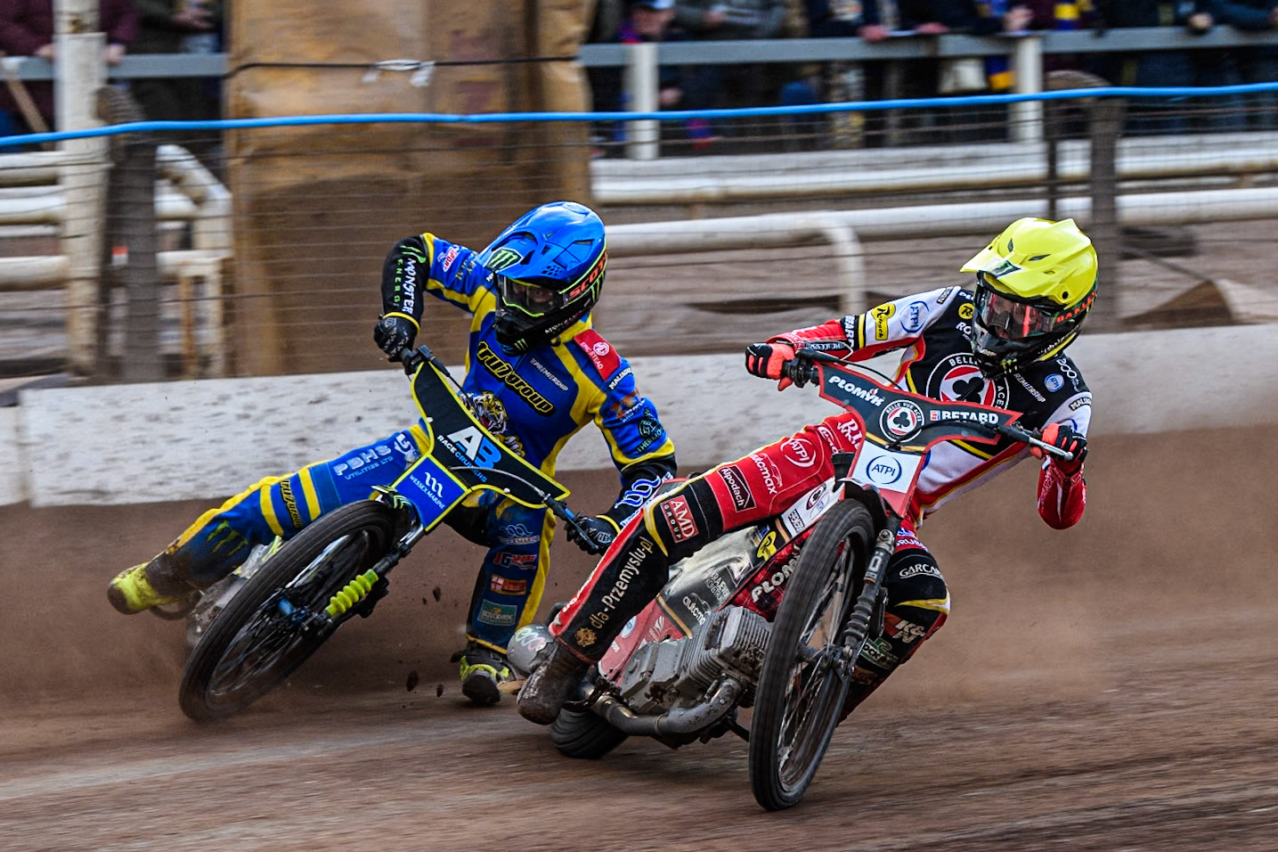 Dan Bewley of Belle Vue Aces in Yellow rides inside Chris Holder of Sheffield Tigers in Blue during the Rowe Motor Oil Premiership match between Sheffield Tigers and Belle Vue Aces at Owlerton Stadium, Sheffield on Monday 5th May 2025. (Photo: Ian Charles | MI News)