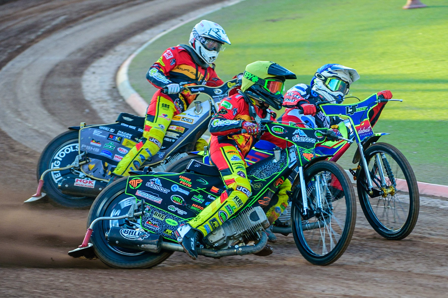 Max Perry   (Yellow) outside Nathan Ablitt  (Blue) with Dan Thompson   (White) behind during the National Development League match between Belle Vue Aces and Leicester Lions at the National Speedway Stadium, Manchester on Friday 19th August 2022. (Credit: Ian Charles | MI News)