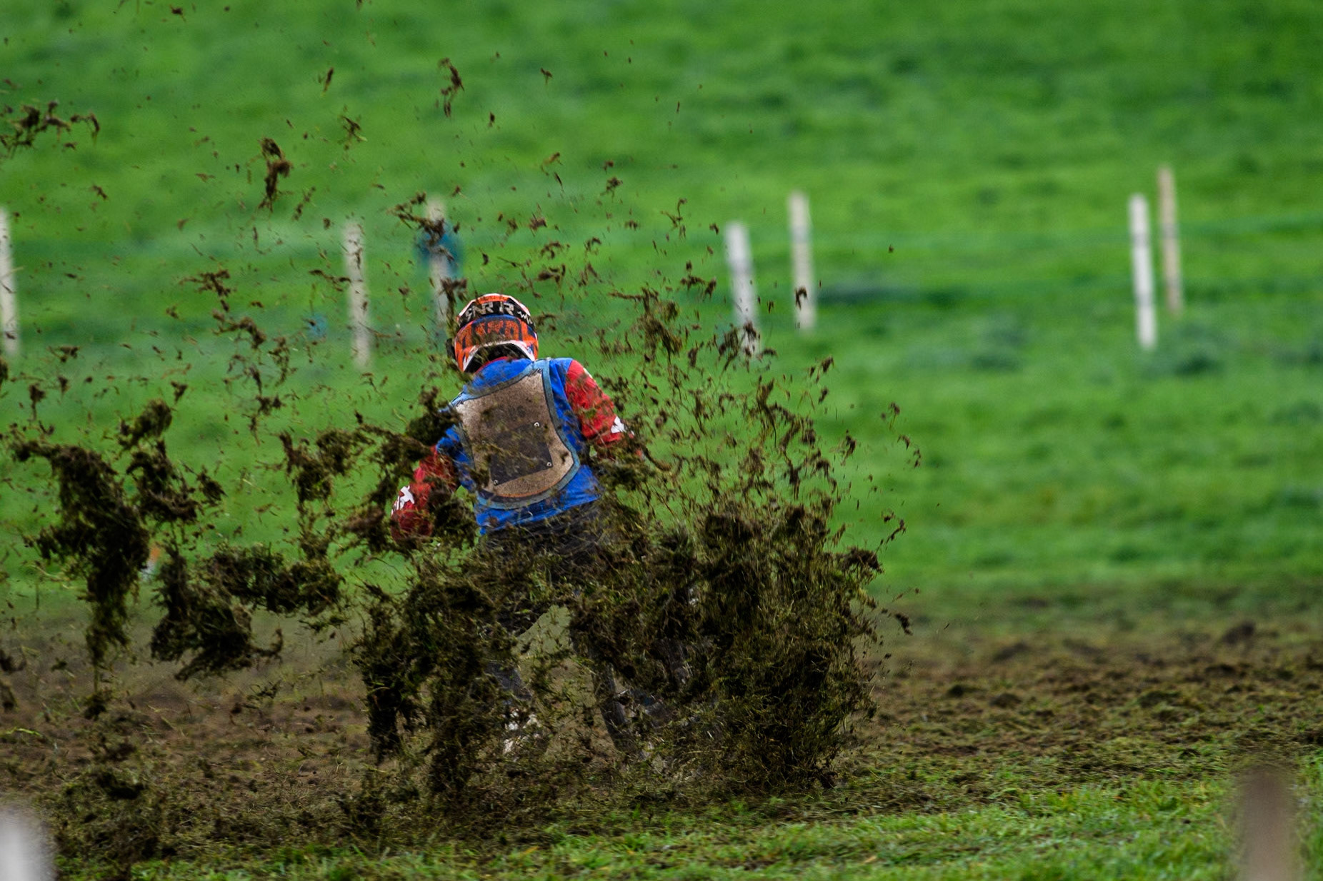 Dave Mears (19) kicks up some dirt in the 350cc Upright Class during the ACU British Upright Championships at Woodhouse Lance, Gawsworth, Cheshire on Sunday 8th September 2024. (Photo: Ian Charles | MI News)
