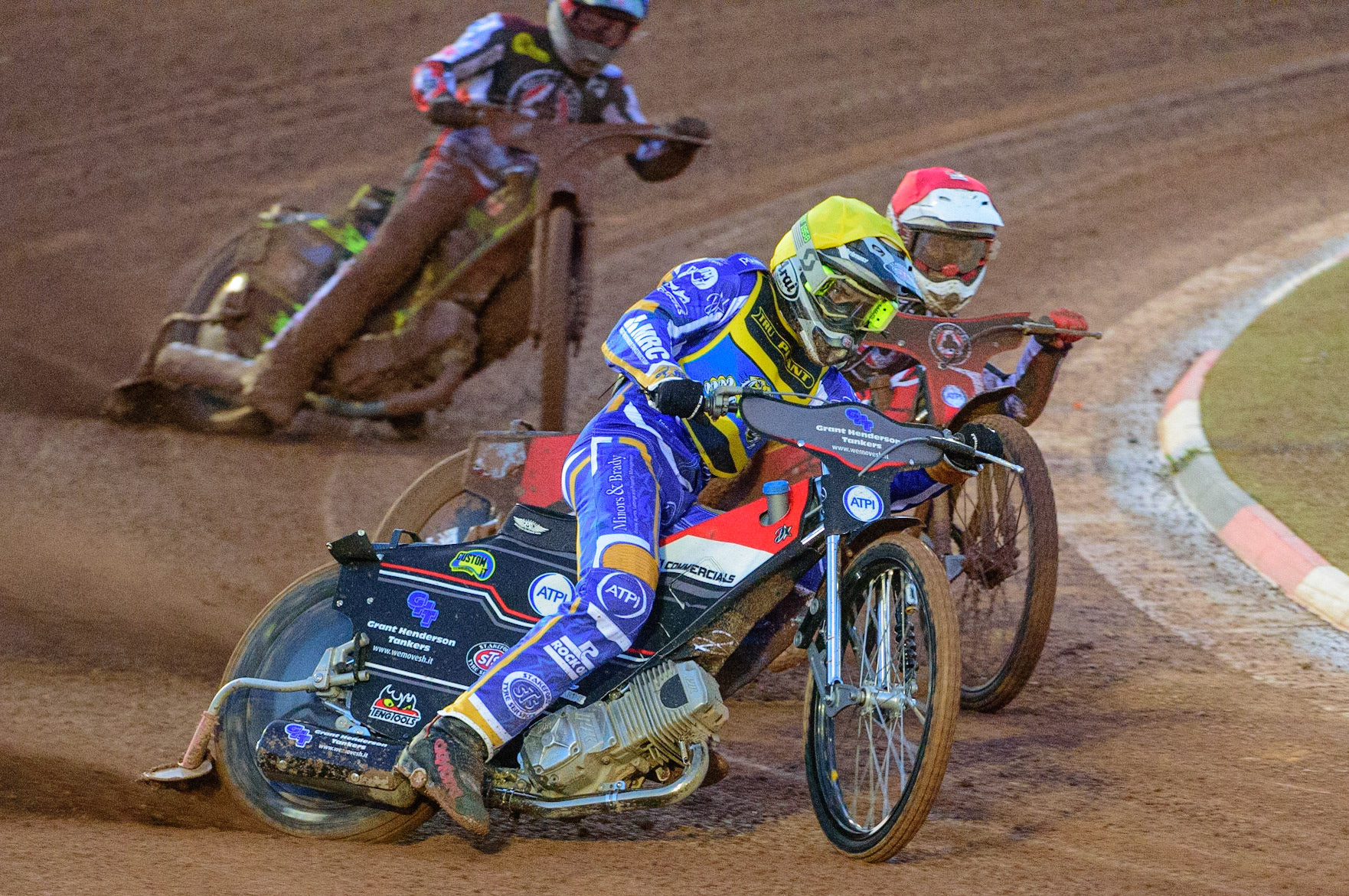 MANCHESTER, UK.  MAR 28TH. Richie Worrall of Sheffield  (Yellow) leads Max Fricke of Belle Vue (Red)  during the SGB Premiership League Cup match between Belle Vue Aces and Sheffield Tigers at the National Speedway Stadium, Manchester on Monday 28th March 2022. (Credit: Ian Charles | MI News)