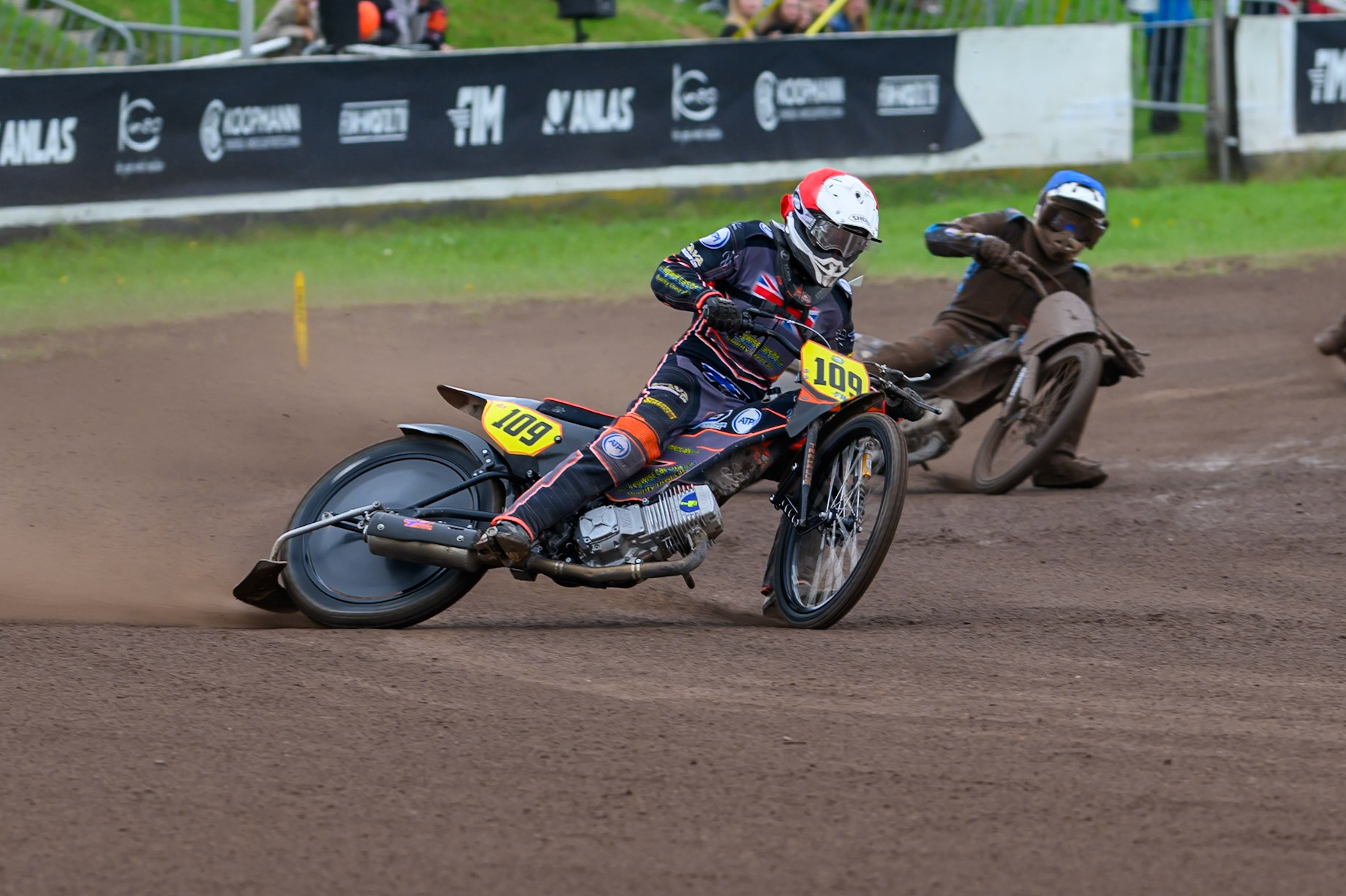 Zach Wajtknecht (109) of Great Britain in Red leading Dave Meijerink (63) of The Netherlands in Blue during the FIM Long Track World Championship Final 4, at the Speed Centre Roden, Netherlands on Sunday 21st September 2025. (Photo: Ian Charles | MI News)during the FIM Long Track World Championship Final 4, at the Speed Centre, Roden on Sunday 21st September 2025. (Photo: Ian Charles | MI News)