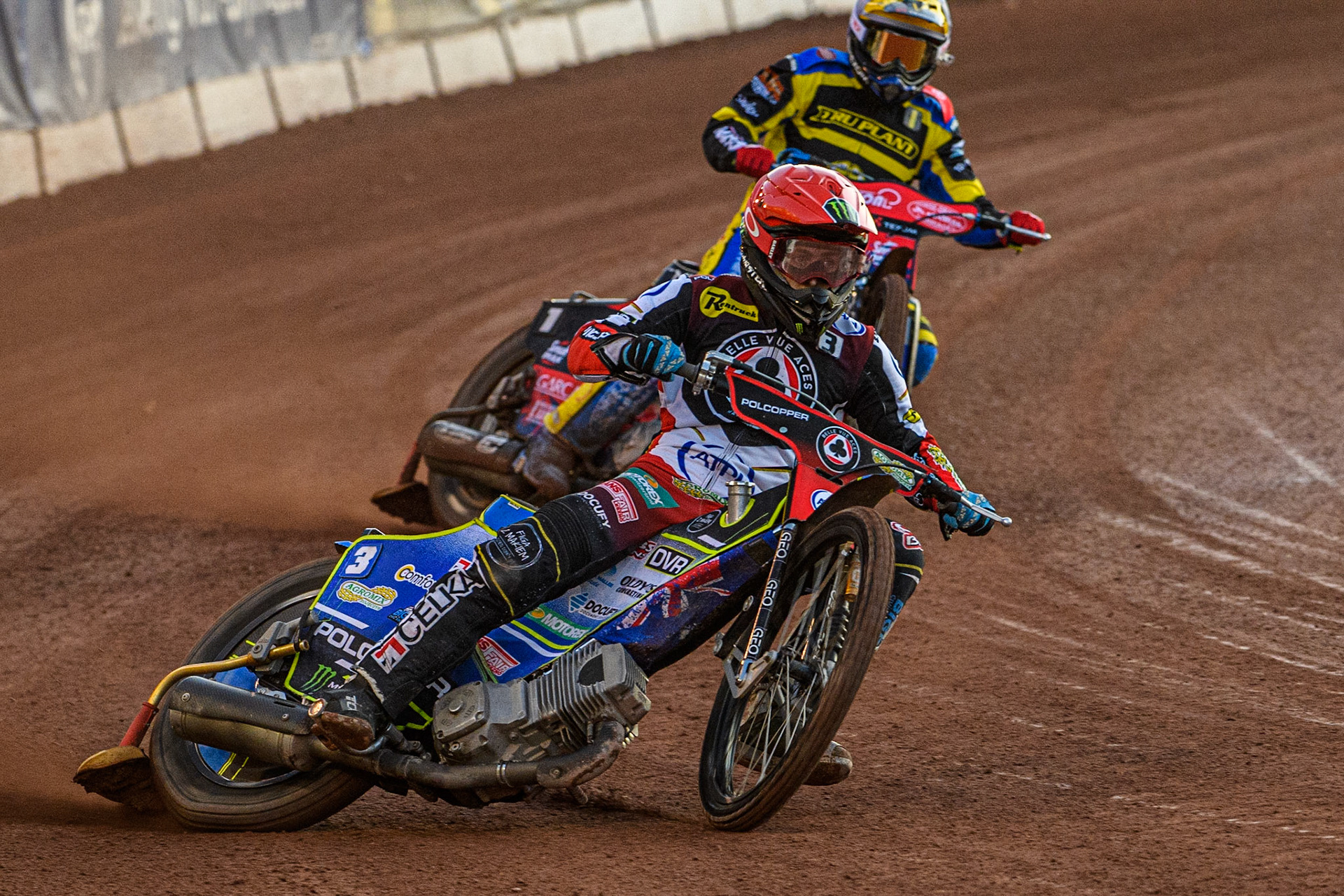 Jaimon Lidsey (Red) leads Tobiasz Musielak (White) during the Sports Insure Premiership match between Belle Vue Aces and Sheffield Tigers at the National Speedway Stadium, Manchester on Monday 7th August 2023. (Photo: Ian Charles | MI News)