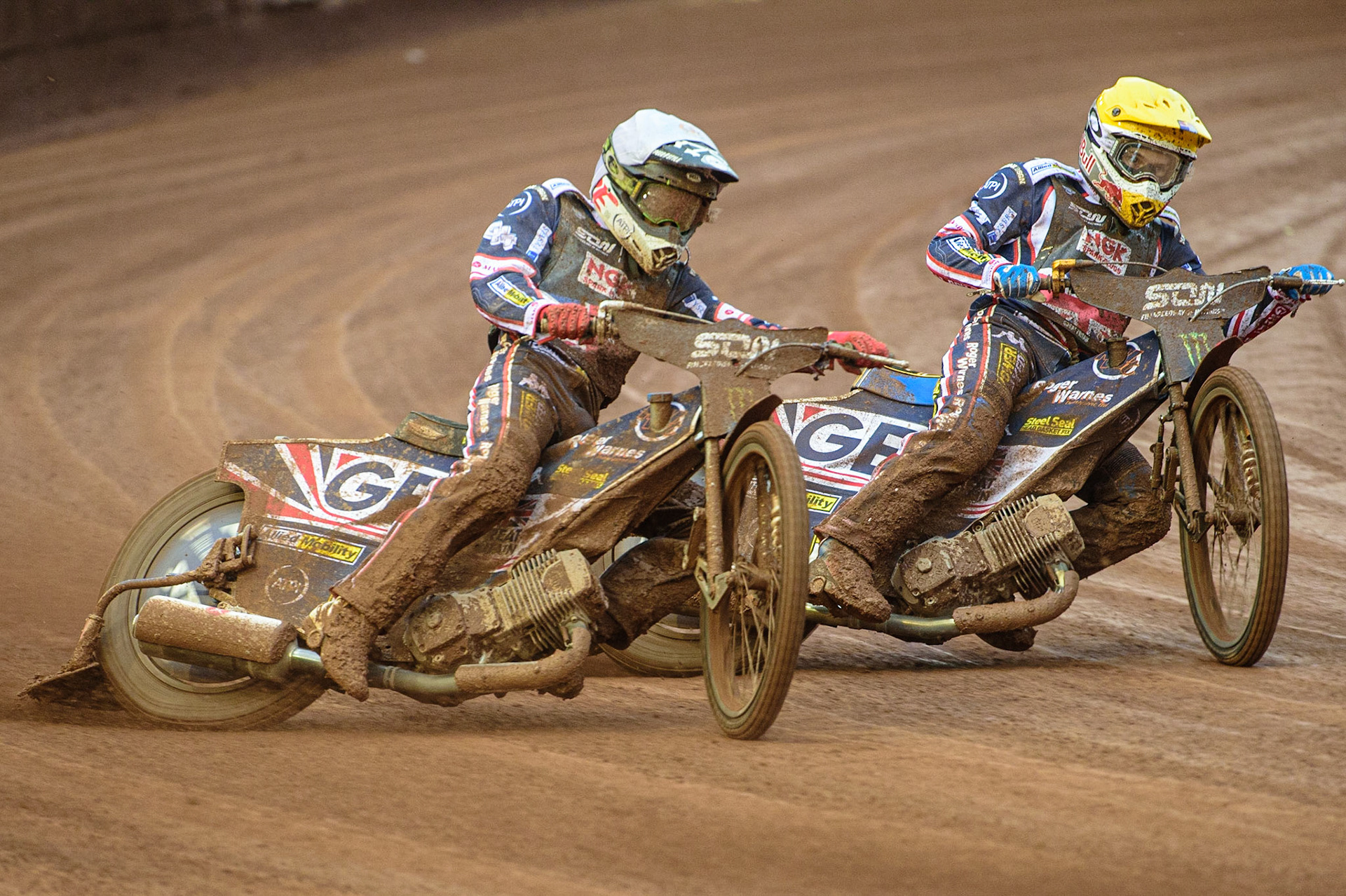 MANCHESTER, UK. OCT 17TH Dan Bewley (White) and Robert Lambert of Great Britain (Yellow) during the Monster Energy FIM Speedway of Nations at the National Speedway Stadium, Manchester on Sunday  17th October 2021. (Credit: Ian Charles | MI News)