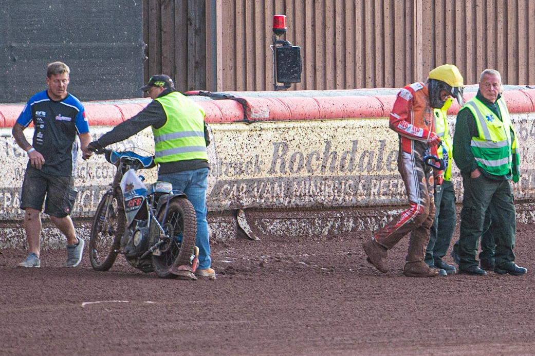 Photo by Ian Charles




Belle Vue Aces v Swindon Robins, British Speedway Premiership, Belle Vue National Speedway Stadium, Manchester, Monday 12  August  2019