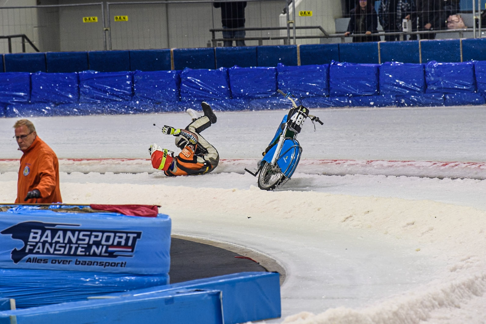 Melwin Björklin of Sweden falls when eating the Grand Final during the Roelof Thijs Bokaal, Ice Rink Thialf, Heerenveen, Netherlands on Friday 4th April 2025. (Photo: Ian Charles | MI News)