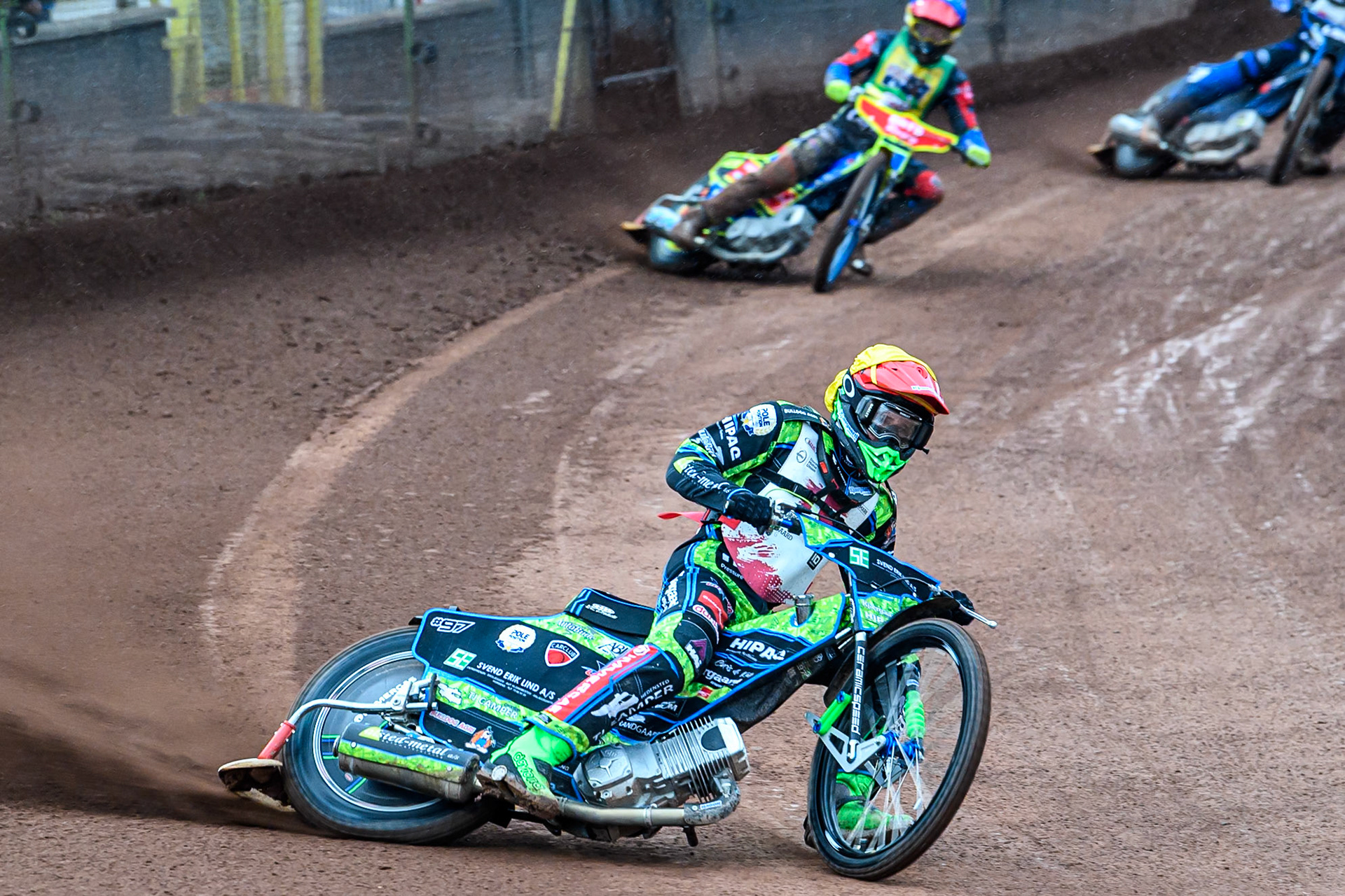 Mikkel Andersen of Denmark in Yellow leading Tate Zischke of Australia in Blue during the FIM SGP2 Qualifying Round at the Peugeot Ashfield Stadium in Glasgow on Saturday 24th May 2025. (Photo: Ian Charles | MI News)