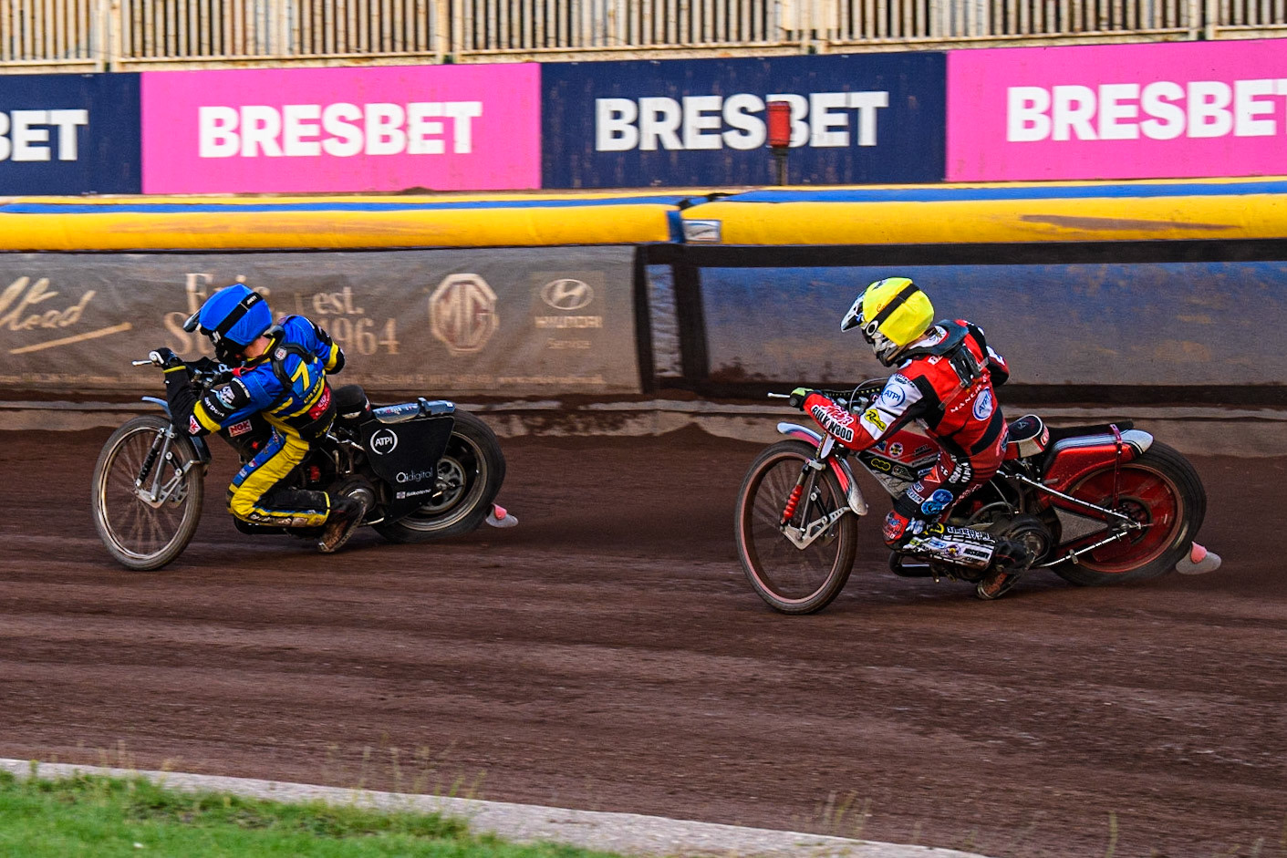 Dan Gilkes \bduring the Sports Insure Premiership match b\ leads Connor Bailey (Yellow) etween Sheffield Tigers and Belle Vue Aces at Owlerton Stadium, Sheffield on Thursday 20th July 2023. (Photo: Ian Charles | MI News)