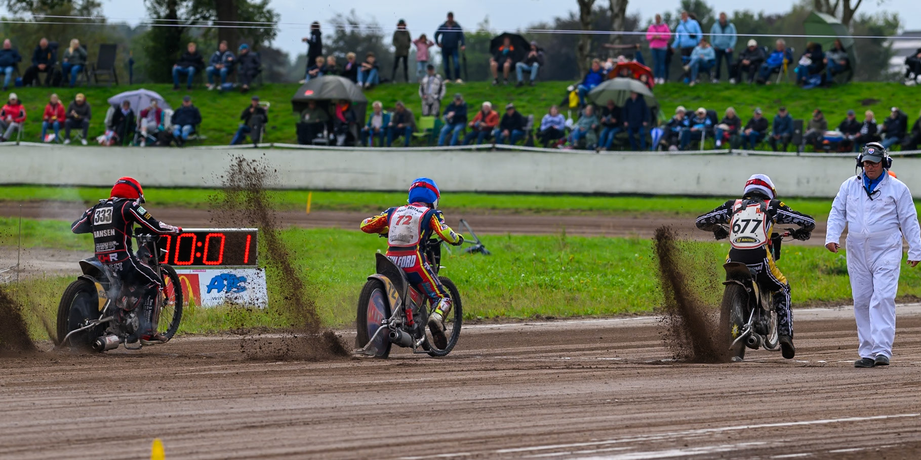 Start of Heat 7: (L to R) Kenneth Kruse Hansen (333) of Denmark in Red, Jake Mulford (72) of Great Britain, in Blue, Timo Wachs (677) of Germany in White during the FIM Long Track World Championship Final 4, at the Speed Centre Roden, Netherlands on Sunday 21st September 2025. (Photo: Ian Charles | MI News)during the FIM Long Track World Championship Final 4, at the Speed Centre, Roden on Sunday 21st September 2025. (Photo: Ian Charles | MI News)