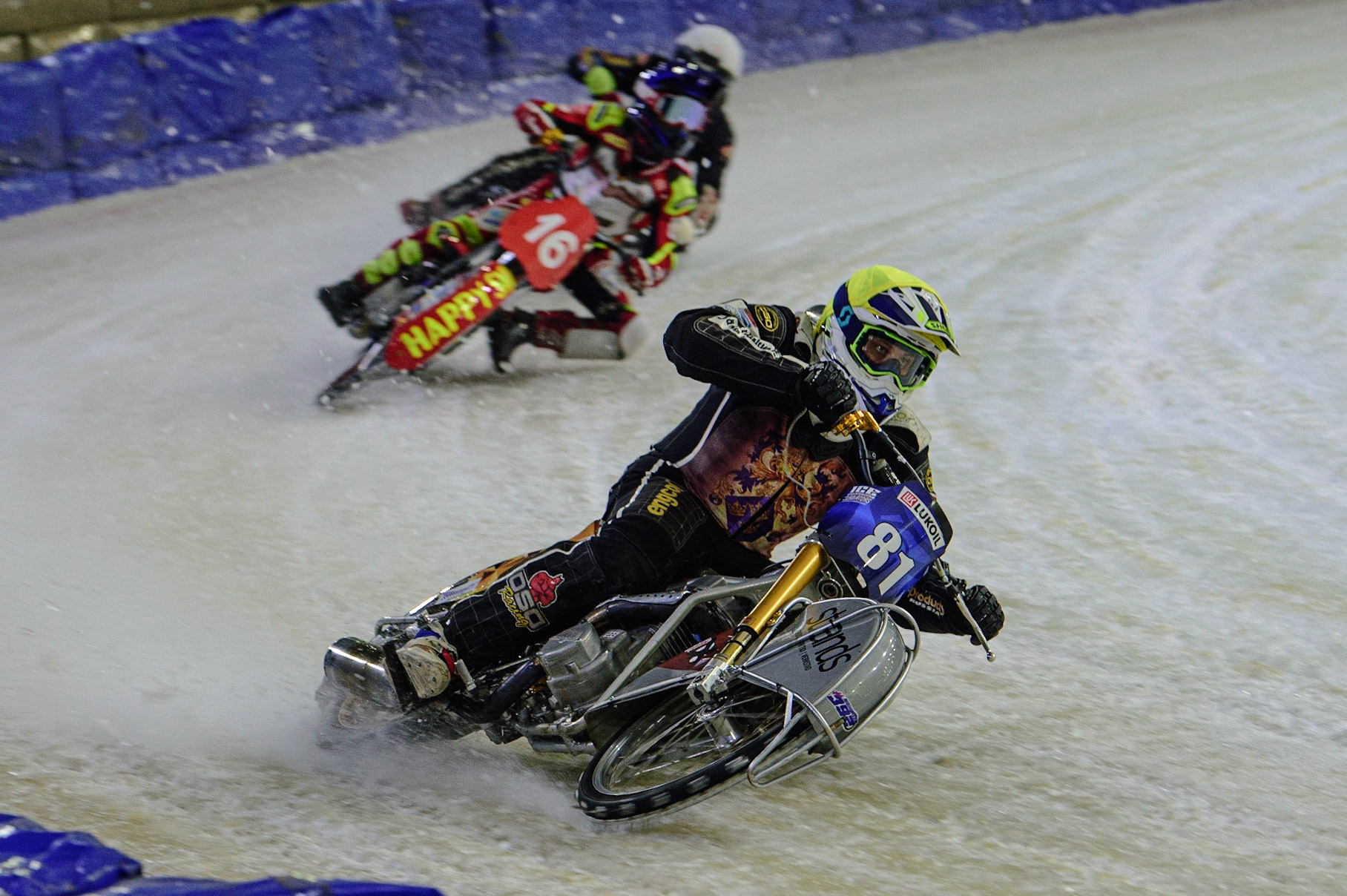 HEERENVEEN, NL. APR 1. Jimmy Olsén (Yellow) leads Jasper Iwema (Blue) and Henri Ahlbom (White)  during the ROLOEF THIJS BOKAAL  at Ice Rink Thialf, Heerenveen on Friday 1st April 2022. (Credit: Ian Charles | MI News)