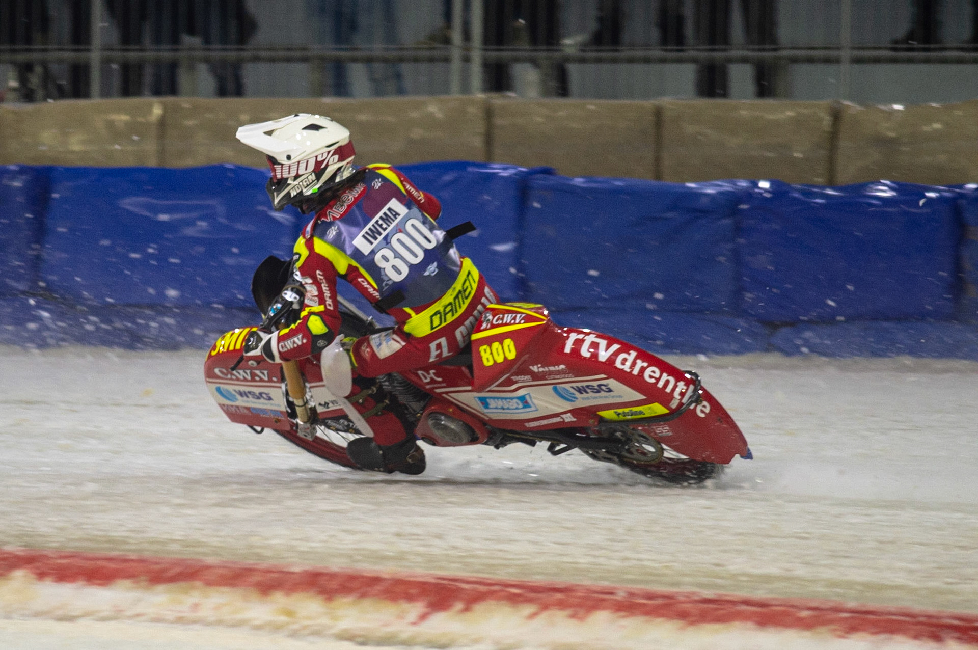 HEERENVEEN, NL. Jasper Iwema (800) in action during the FIM Ice Speedway Gladiators World Championship Final 3 at Ice Rink Thialf, Heerenveen on Saturday  2 April 2022. (Credit: Ian Charles | MI News)