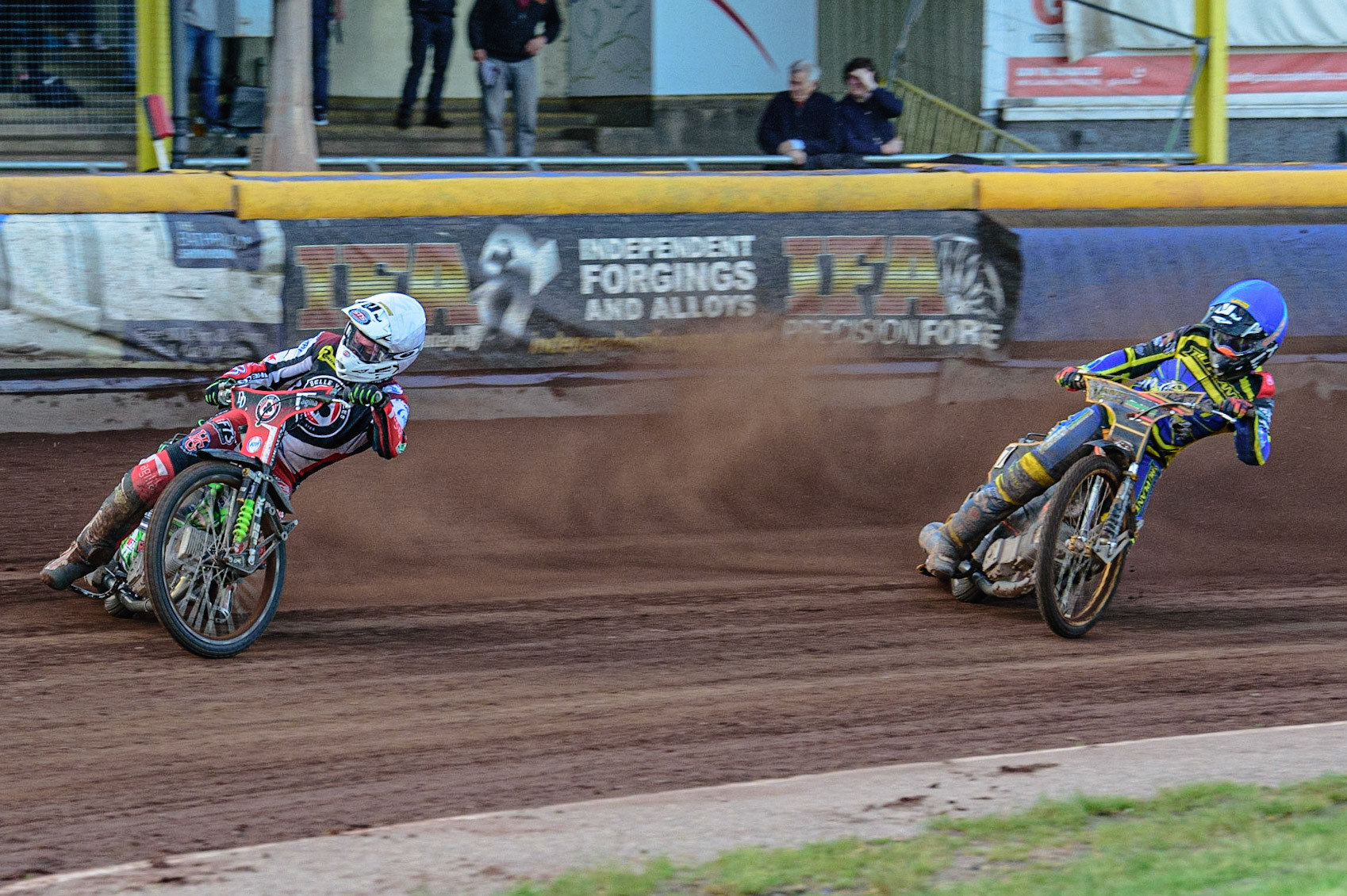 SHEFFIELD, UK. MAY 26TH  Charles Wright  (White) leads Connor Mountain  (Blue) during the SGB Premiership match between Sheffield Tigers and Belle Vue Aces at Owlerton Stadium, Sheffield on Thursday 26th May 2022. (Credit: Ian Charles | MI News)
