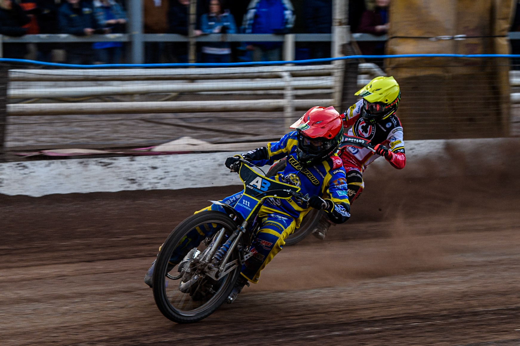 Jack Holder of Sheffield Tigers in Red leading Dan Bewley of Belle Vue Aces in Yellow during the Rowe Motor Oil Premiership match between Sheffield Tigers and Belle Vue Aces at Owlerton Stadium, Sheffield on Monday 5th May 2025. (Photo: Ian Charles | MI News)