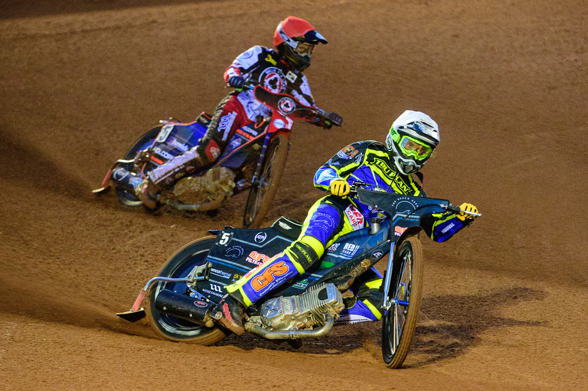 MANCHESTER, UK.  MAR 28TH.  Adam Ellis of Sheffield  (White) leads Brady Kurtz of Belle Vue  (Red) during the SGB Premiership League Cup match between Belle Vue Aces and Sheffield Tigers at the National Speedway Stadium, Manchester on Monday 28th March 2022. (Credit: Ian Charles | MI News)