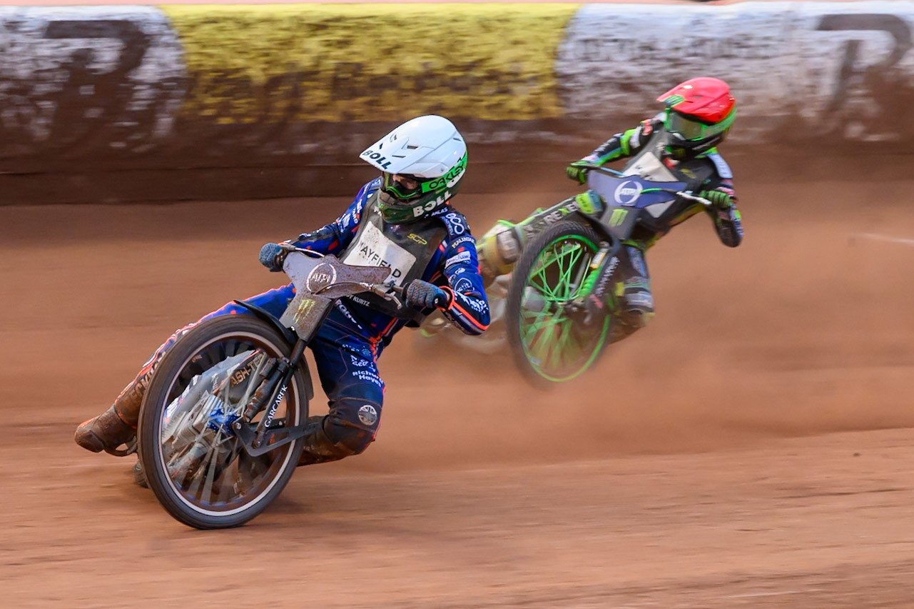 Brady Kurtz (101) of Australia in White leading Patryk Dudek (692) of Poland in Red during the ATPI  FIM Speedway GP of Manchester at the National Speedway Stadium, Manchester on Saturday 6th June 2026. (Photo: Ian Charles | MI News)