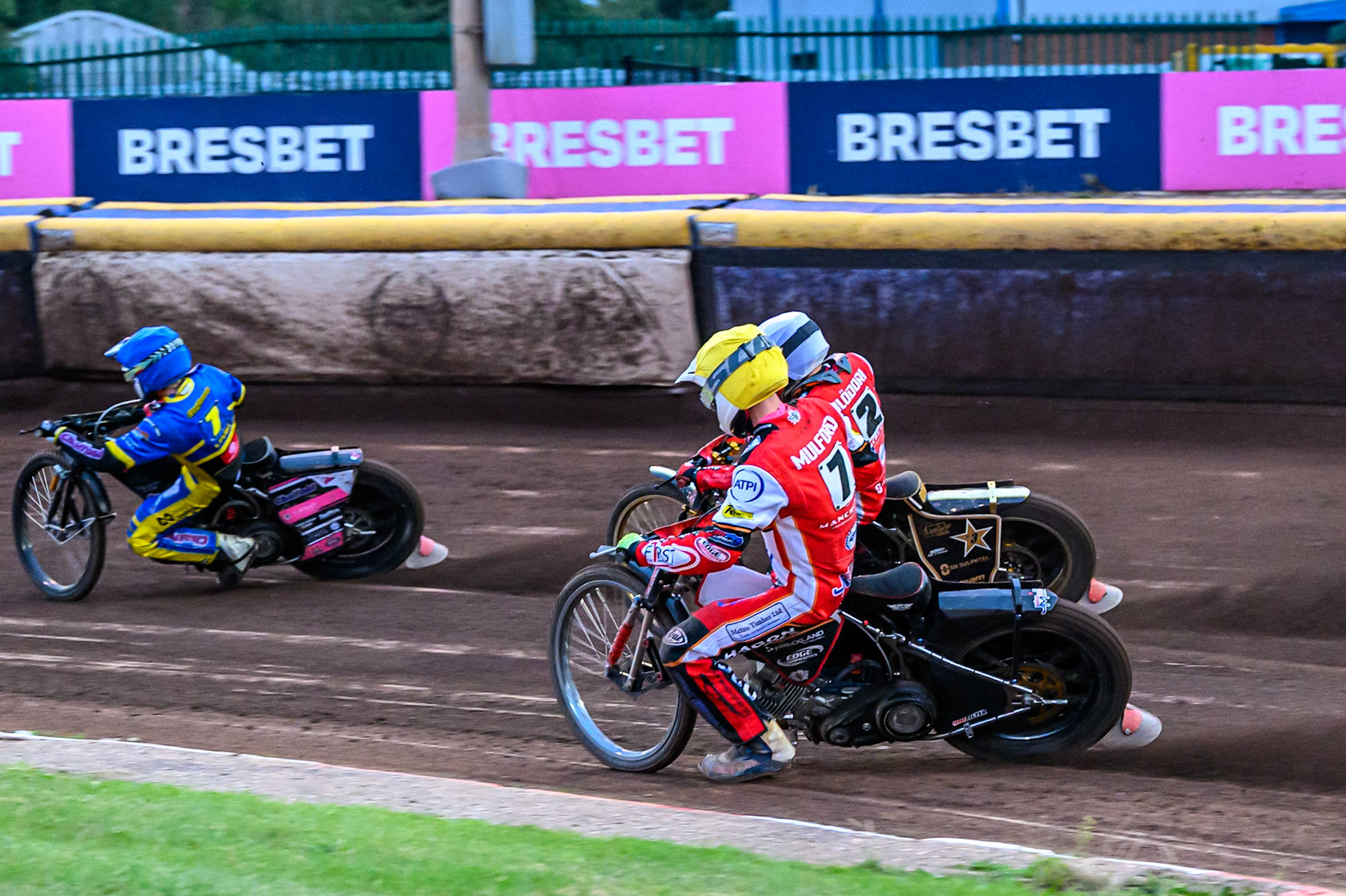 Jake Mulford of Belle Vue Aces  , in Yellow and Norick Blodorn of Belle Vue Aces   in White chases Leon Flint of Sheffield Tigers  in Blue during the Rowe Motor Oil Premiership match between Sheffield Tigers and Belle Vue Aces at Owlerton Stadium, Sheffield on Monday 11th August 2025. (Photo: Ian Charles | MI News)