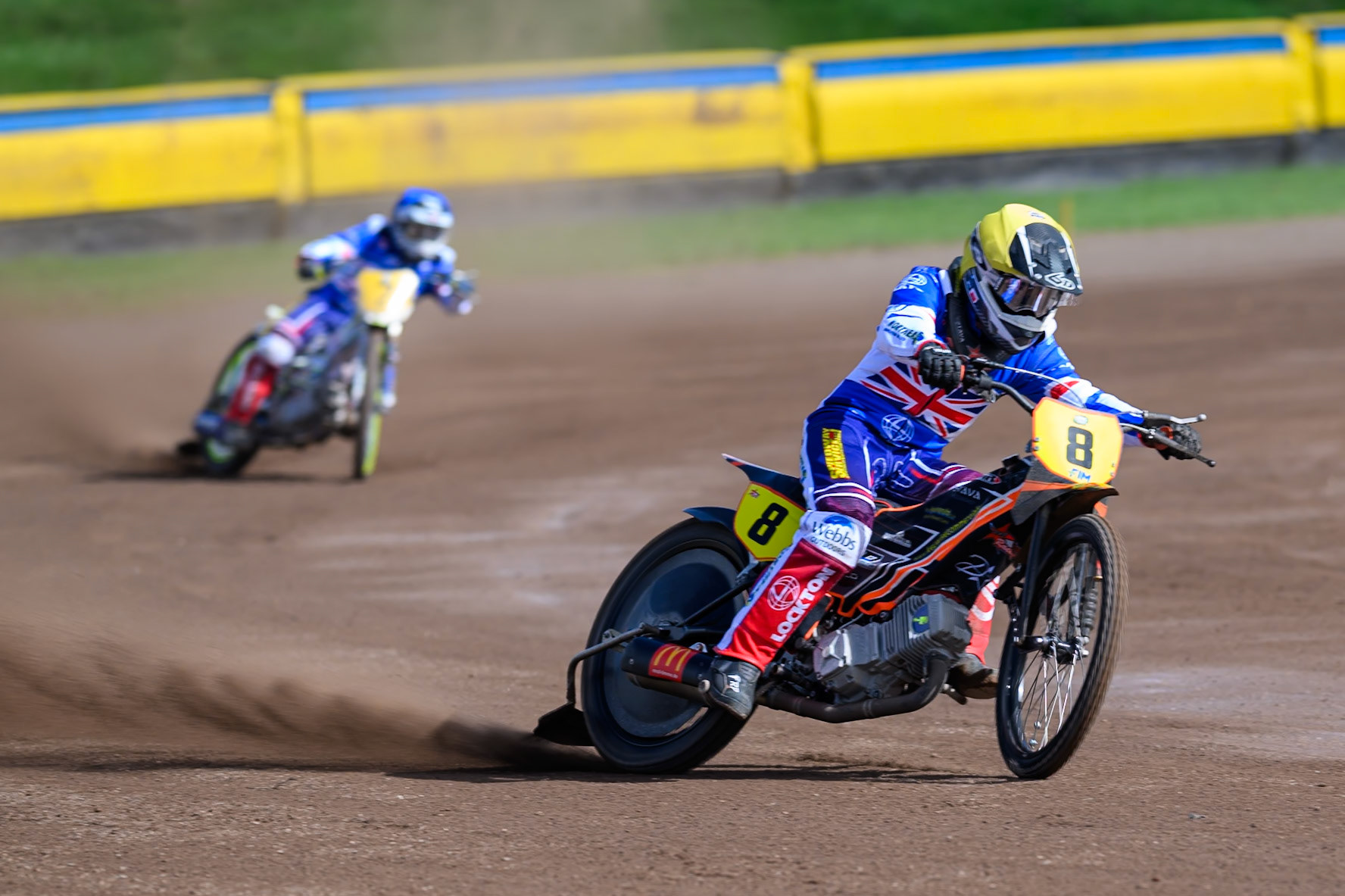 Zach Wajtknecht (8) of Great Britain in Yellow leading Chris Harris (7) of Great Britain in Blue during the FIM Long Track of Nations 2026 at the Speed Centre Roden in the Netherlands on Sunday 20th September 2026. (Photo: Ian Charles | MI News)