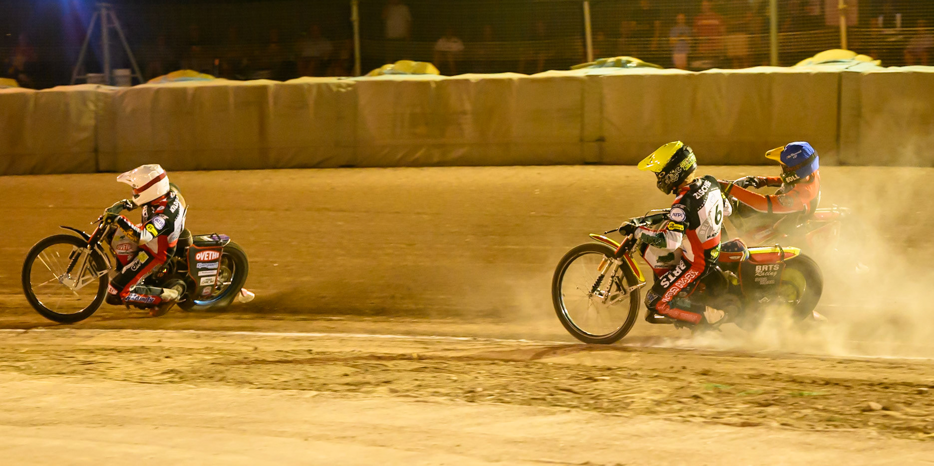 Tate Zischke of Belle Vue Aces  in Yellow on the inside of Mitch McDiarmid of Northampton Foxes in Blue during the Rowe Motor Oil Premiership match between Northampton Foxes and Belle Vue Aces at Northampton International Shaleway, Northampton on Thursday 13th August 2026. (Photo: Ian Charles | MI News)