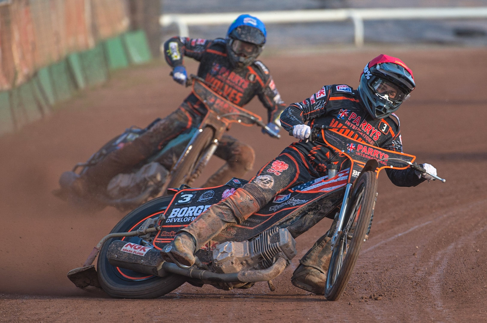 WOLVERHAMPTON, UK. JUN 20TH Luke Bekker  (Red) and Ryan Douglas (Blue)  go for maximum points during the SGB Premiership match between Wolverhampton Wolves and Belle Vue Aces at Monmore Green Stadium, Wolverhampton on Monday 20th June 2022. (Credit: Ian Charles | MI News)