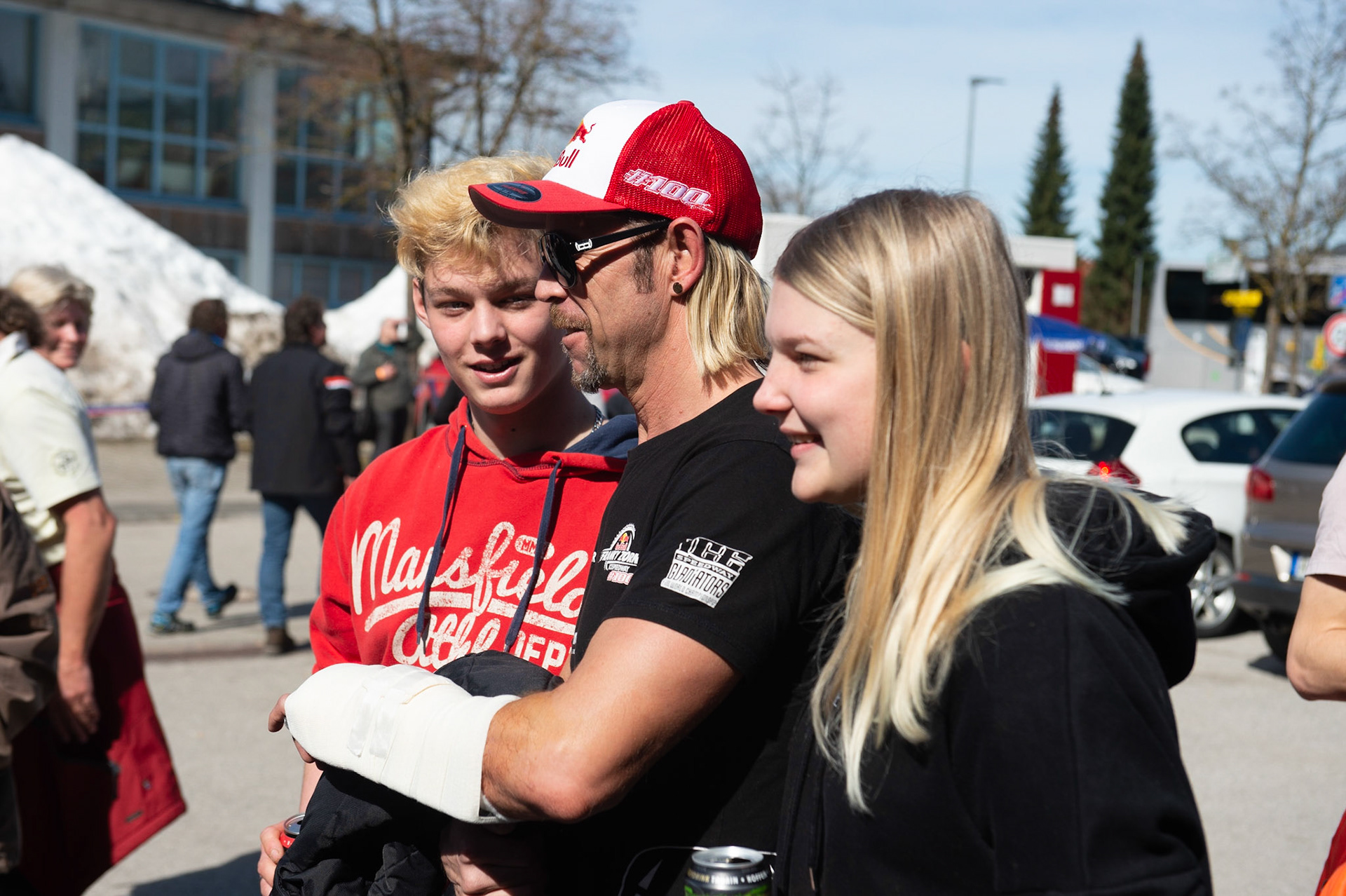Photo: Ian Charles

an Injured Franky Zorn poses for pictures with his fans

FIM Ice Speedway Gladiators World Championship, Event 4.2, Max-Aicher-Arena, Inzell, Germany, Sunday 17 March 2019