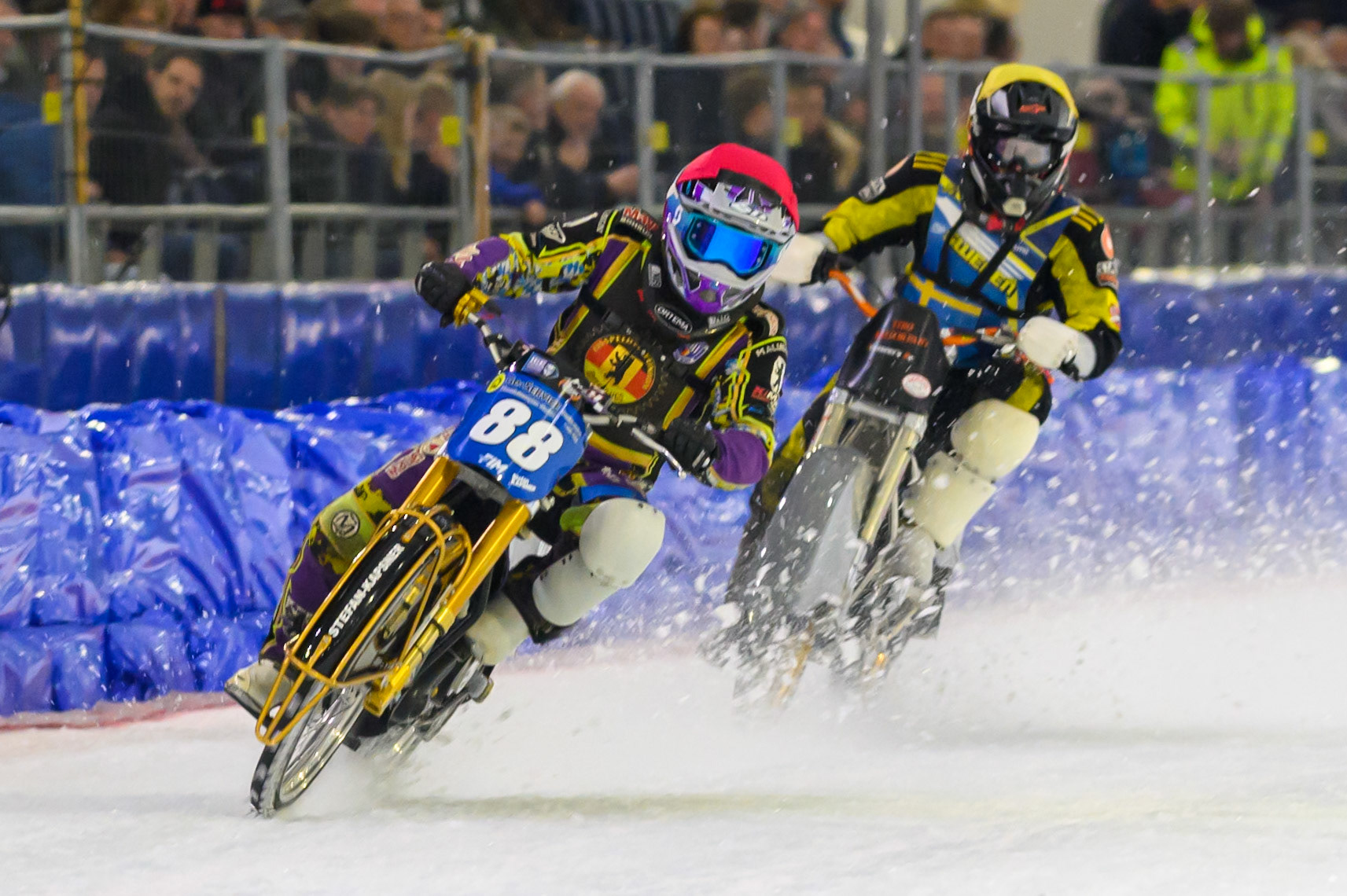Bernhard Sanftl of Germany in Red leading Tobias Nordkvist of Sweden in Yellow during the ROELOF THIJS BOKAAL at Ice Rink Thialf, Heerenveen on Friday 10th April 2026.  (Photo: Ian Charles | MI News)