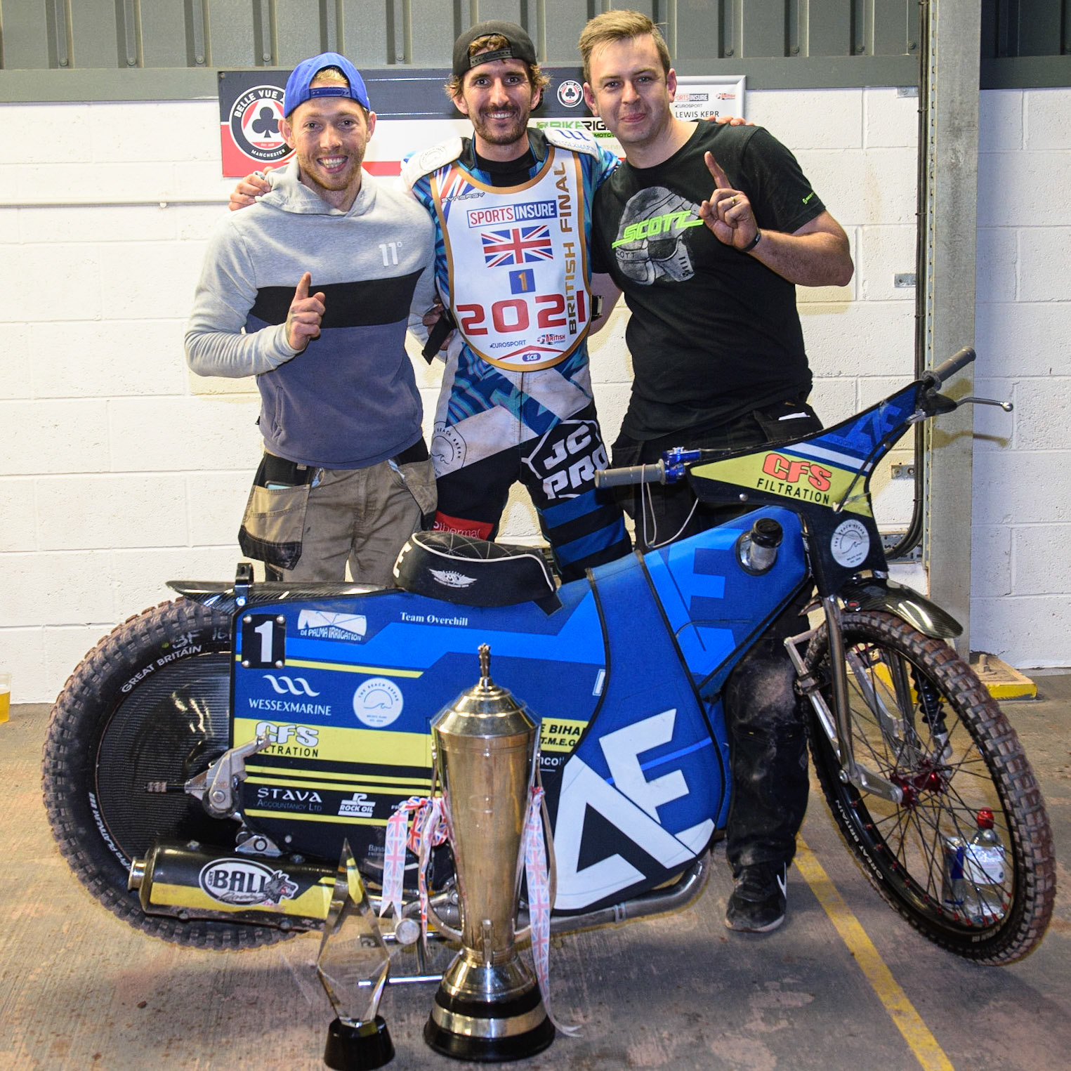 MANCHESTER, UK. AUGUST 16TH   Adam Ellis with his pit crew during the Sports Insure British Speedway Finals at the National Speedway Stadium, Manchester on Monday 16th August 2021. (Credit: Ian Charles | MI News)