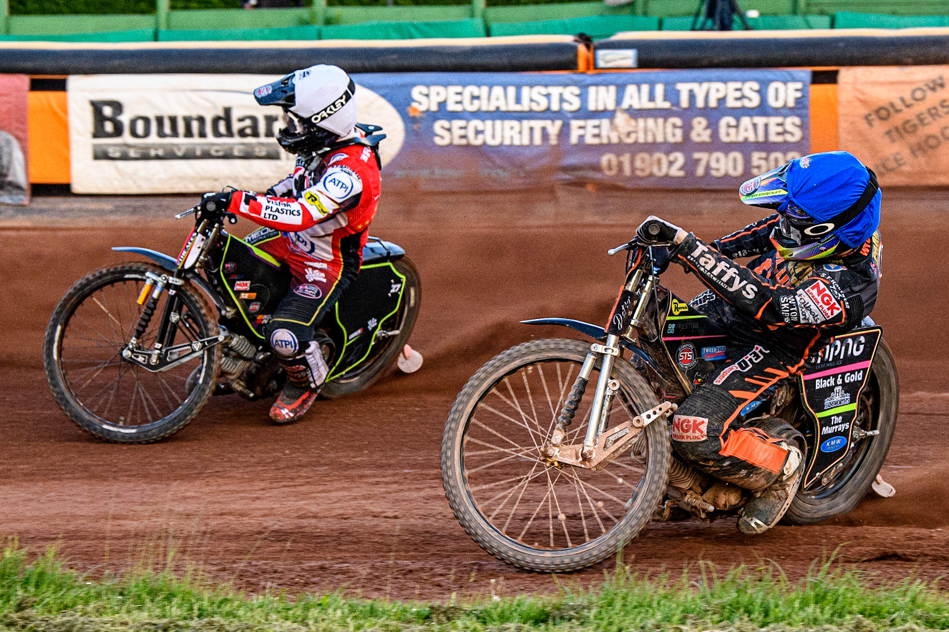 Leon Flint (Blue) chases Tom Brennan (White) during the Sports Insure Premiership match between Wolverhampton Wolves and Belle Vue Aces at Monmore Green Stadium, Wolverhampton on Monday 29th May 2023. (Photo: Ian Charles | MI News)