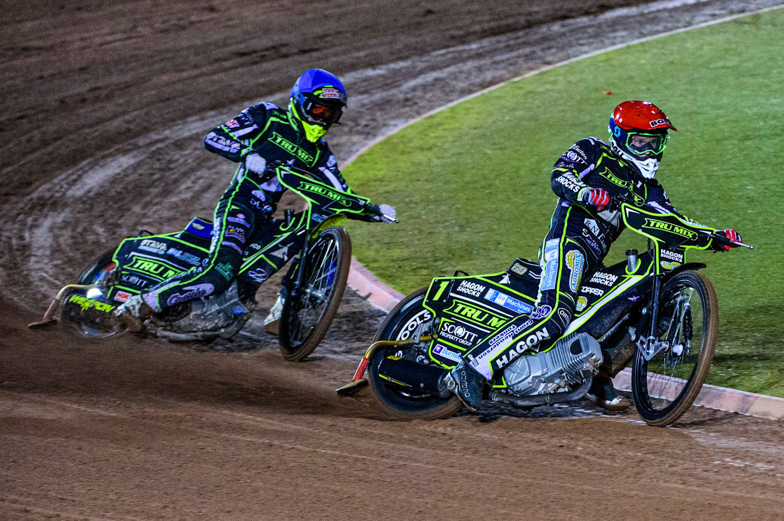 Jason Doyle leads team mate Anders Rowe (Blue)  during the Grant Henderson Pairs at the National Speedway Stadium, Manchester on Thursday 27th October 2022. (Credit: Ian Charles | MI NEWS)