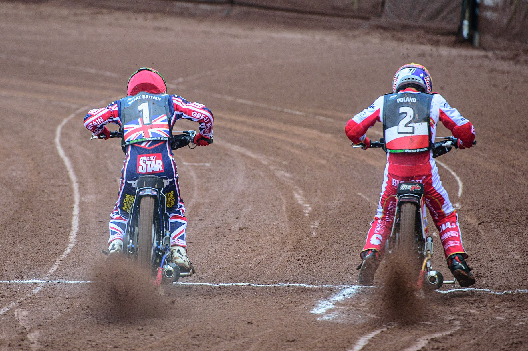 MANCHESTER, UK. OCT 17TH Dan Bewley of Great Britain (Red) and Maciej Janowski of Poland (Yellow) leave the start during the Monster Energy FIM Speedway of Nations at the National Speedway Stadium, Manchester on Sunday  17th October 2021. (Credit: Ian Charles | MI News)
