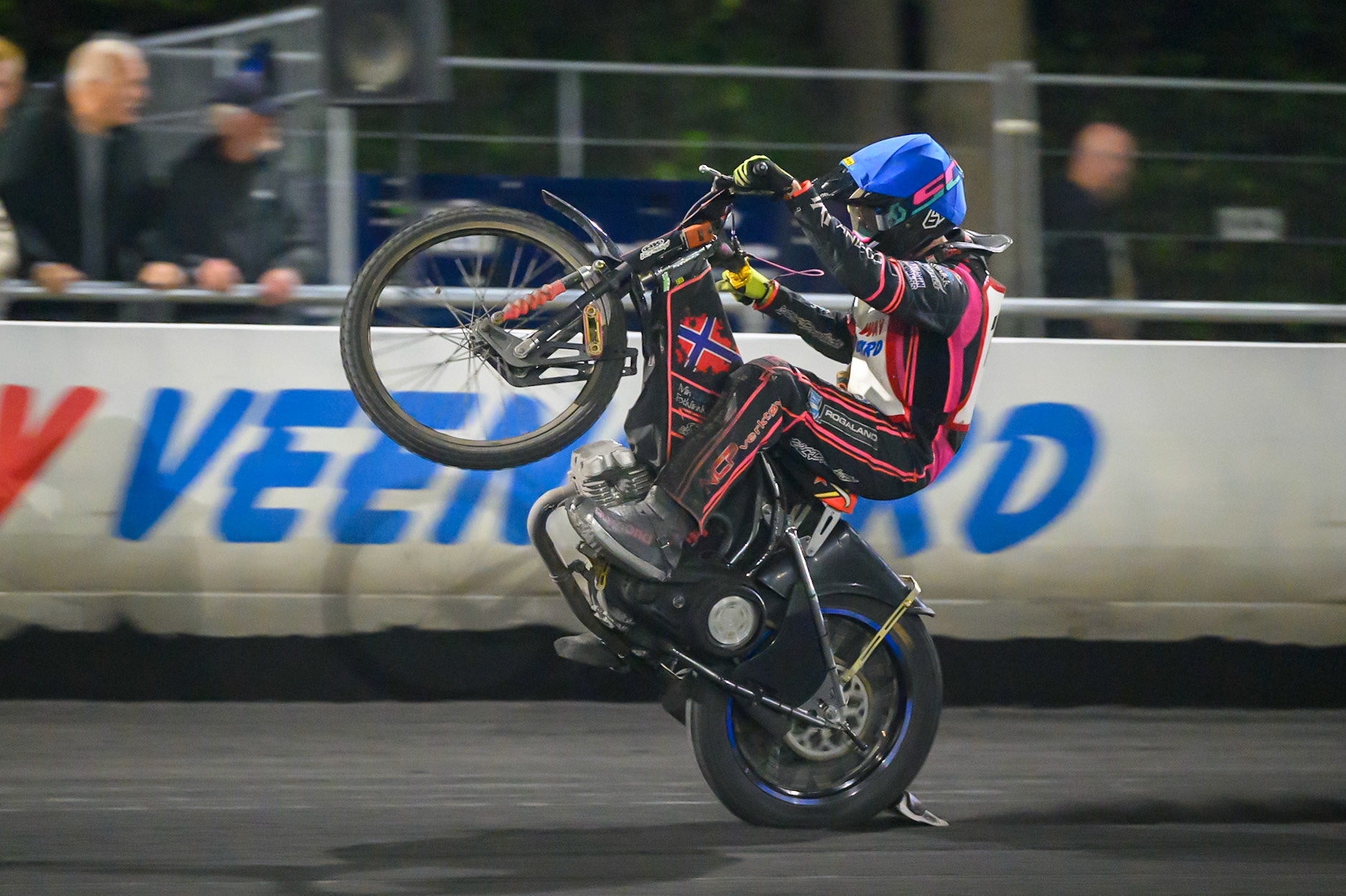 Glenn Moi of Norway celebrates with a wheelie during the Gouden KENNY Helm at Speedway Veenoord, Veenoord in the Netherlands on Saturday 19th September 2026. (Photo: Ian Charles | MI News)