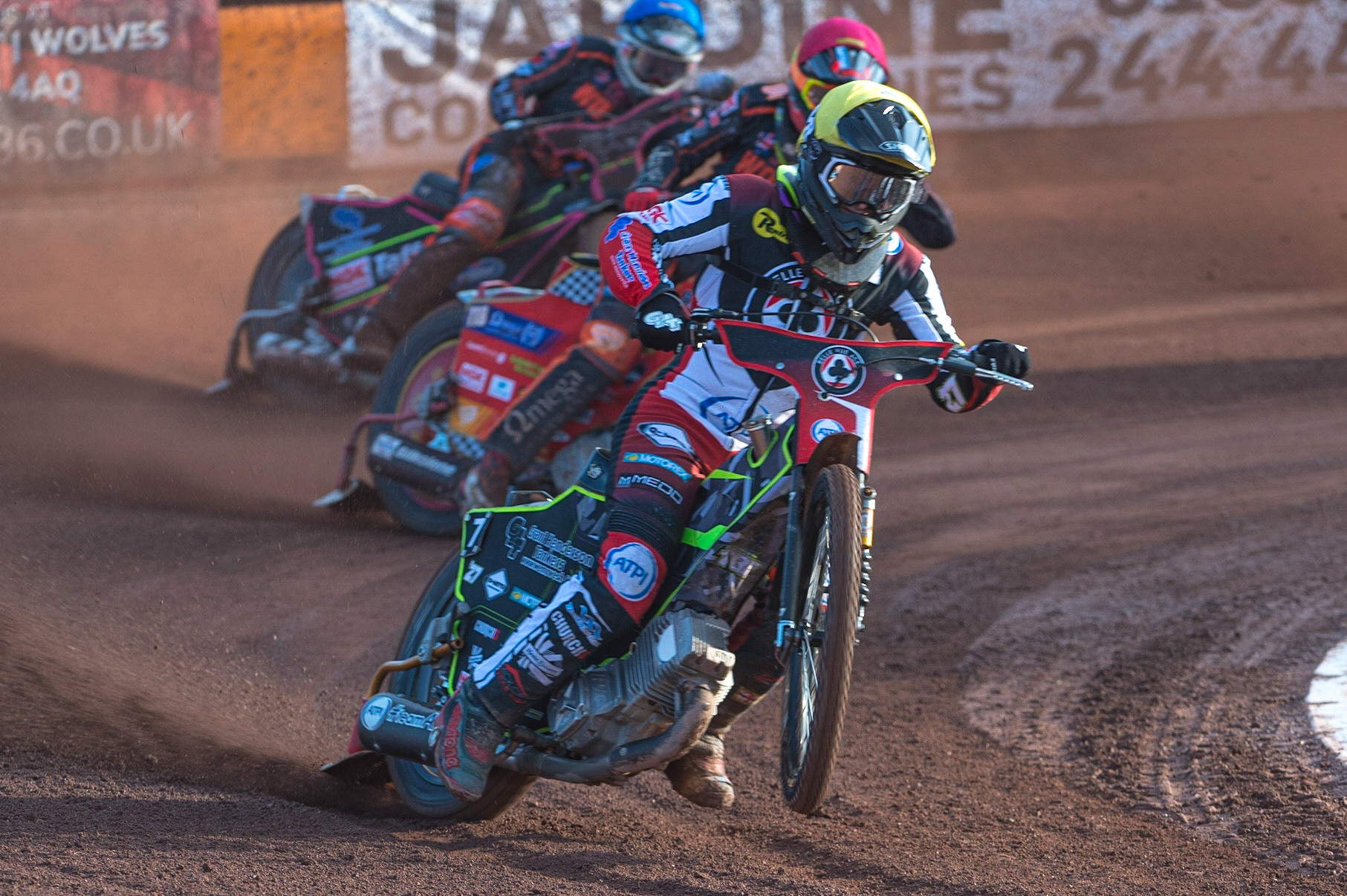 WOLVERHAMPTON, UK. JUN 20TH  Tom Brennan  gets some group and rears during the SGB Premiership match between Wolverhampton Wolves and Belle Vue Aces at Monmore Green Stadium, Wolverhampton on Monday 20th June 2022. (Credit: Ian Charles | MI News)