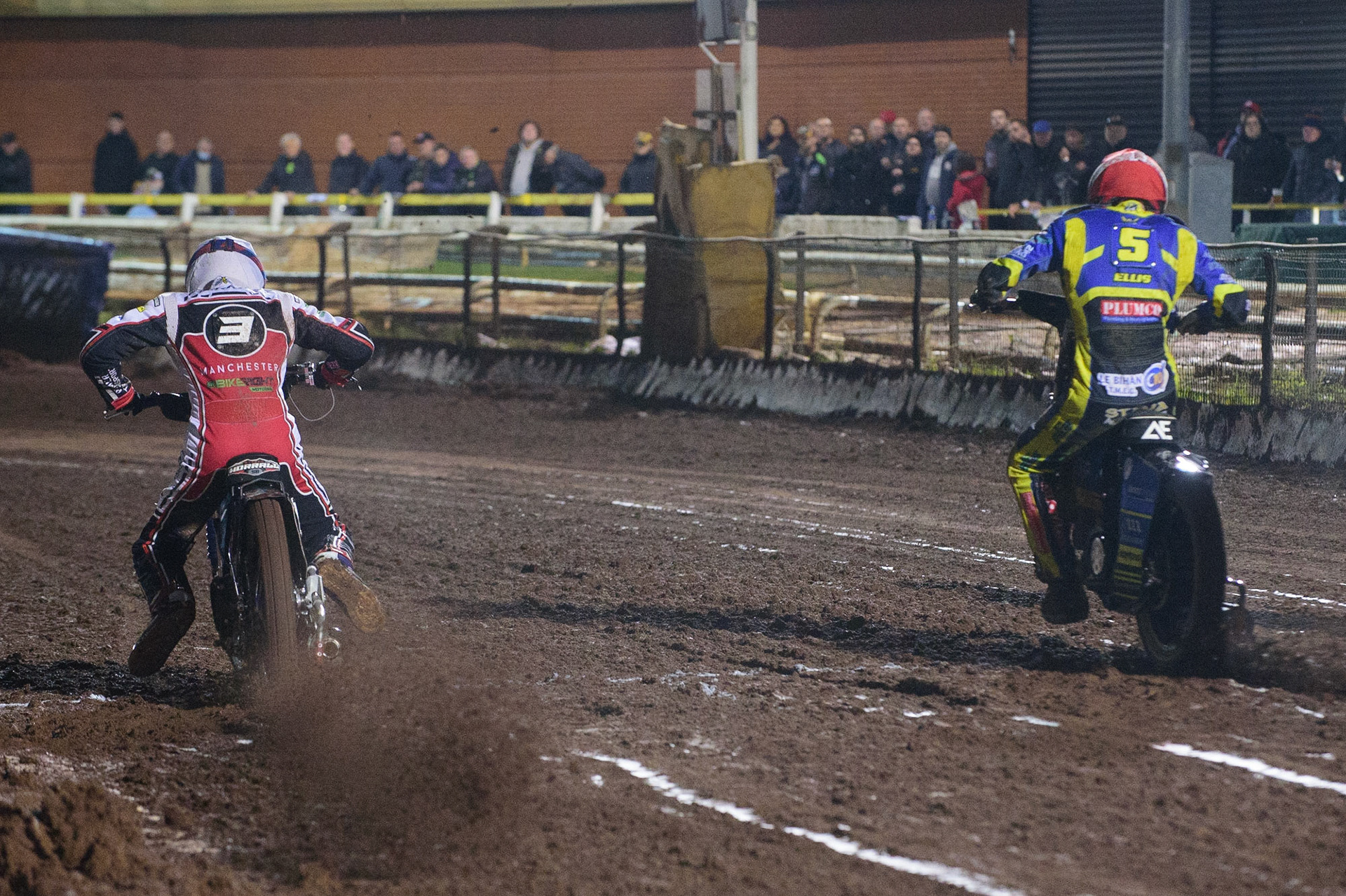 SHEFFIELD, UK. OCT 4THSteve Worrall  (White) and Adam Ellis  (Red) leave the start during the SGB Premiership Semi Final Playoff 1st Leg between Sheffield Tigers and Belle Vue Aces at Owlerton Stadium, Sheffield on Monday 4th October 2021. (Credit: Ian Charles | MI News)