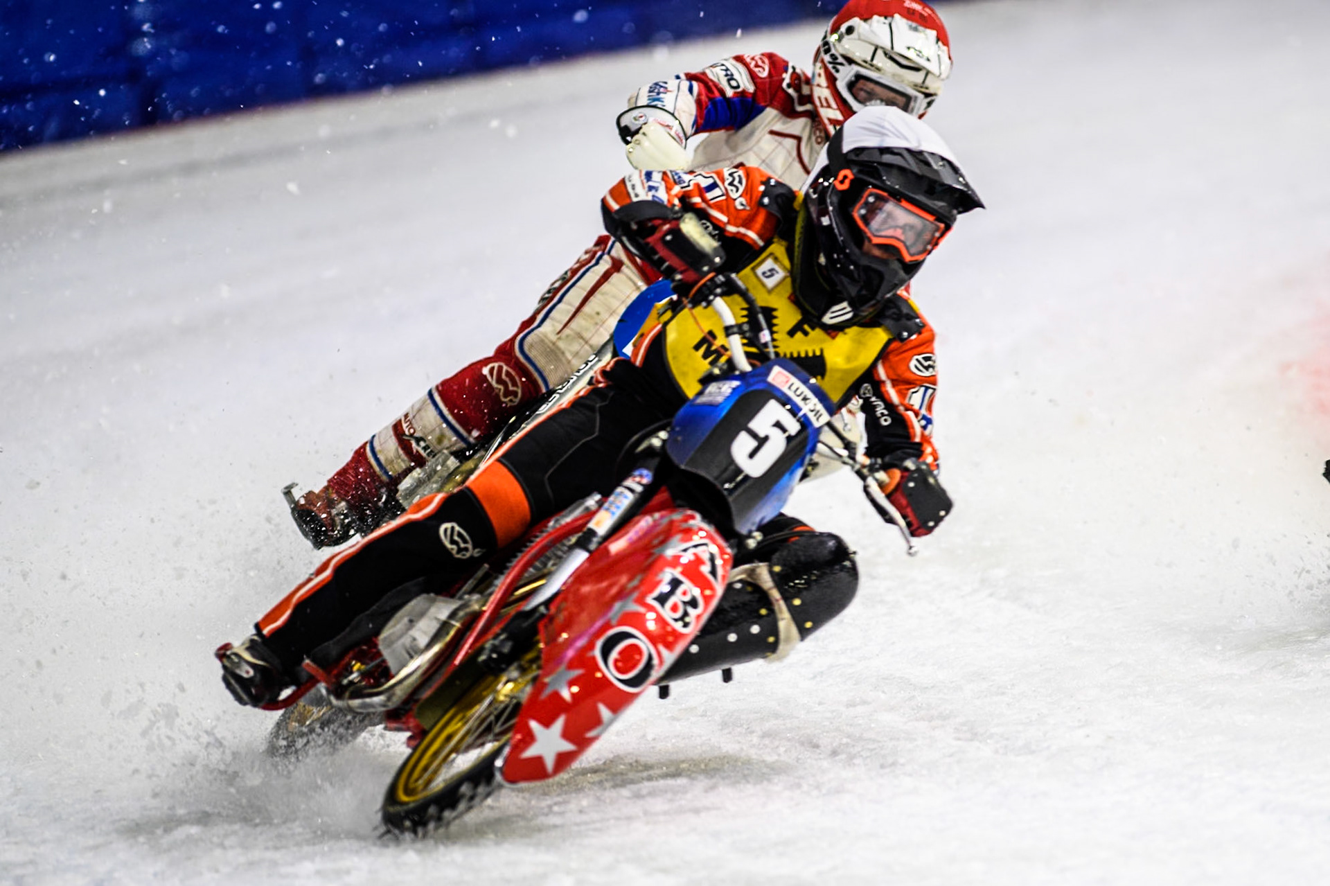 Eero Jaakkola of Finland in White leading Niek Schaap of The Netherlands in Red during the Roelof Thijs Bokaal, Ice Rink Thialf, Heerenveen, Netherlands on Friday 4th April 2025. (Photo: Ian Charles | MI News)