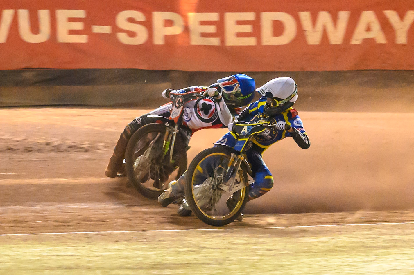 Anders Rowe of Sheffield Tigers in White on the inside of William Cairns of Belle Vue Aces in Blue during the Rowe Motor Oil Premiership match between Belle Vue Aces and Sheffield Tigers at the National Speedway Stadium, Manchester on Monday 14th September 2026. (Photo: Ian Charles | MI News)