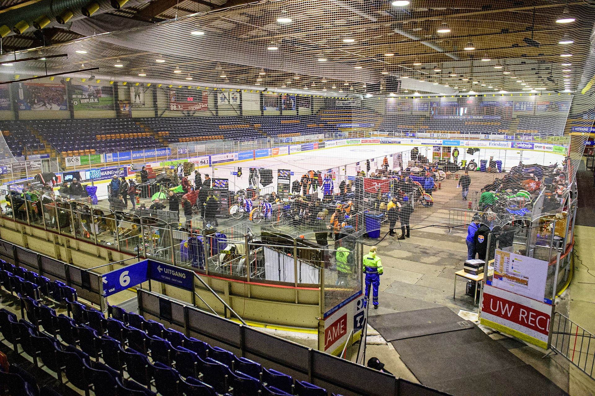 HEERENVEEN, NL. APR 1T. The pits at the Ice Rink Thialf  during the ROLOEF THIJS BOKAAL  at Ice Rink Thialf, Heerenveen on Friday 1st April 2022. (Credit: Ian Charles | MI News)