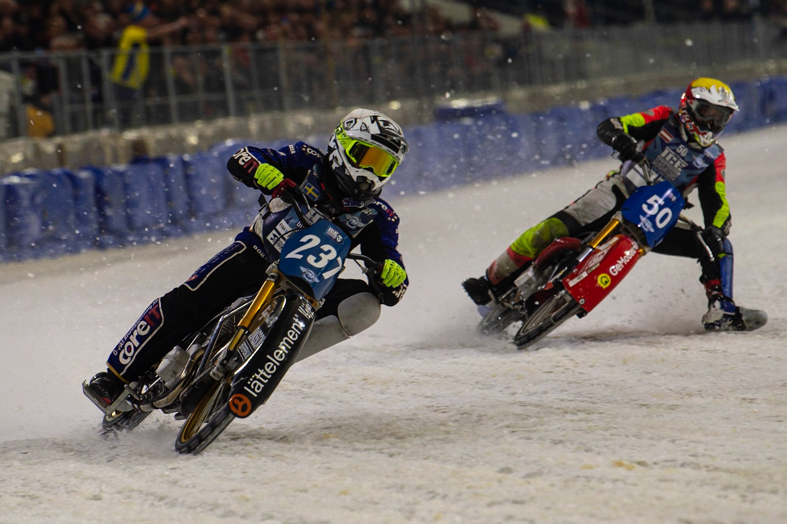 HEERENVEEN, NL. Jimmy Hörrnell (237)  (White) outside Harald Simon (50) (Yellow) during the FIM Ice Speedway Gladiators World Championship Final 3 at Ice Rink Thialf, Heerenveen on Saturday  2 April 2022. (Credit: Ian Charles | MI News)