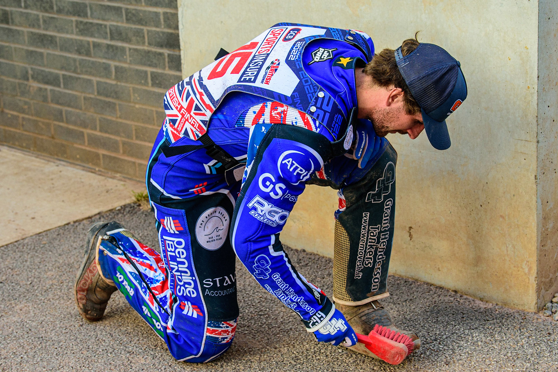 Adam Ellis brushed the shale from his Kevlars between races during the Sports Insure British Speedway Final, at the National Speedway Stadium, Manchester, on Sunday 18th September 2022. (Credit: Ian Charles | MI News )