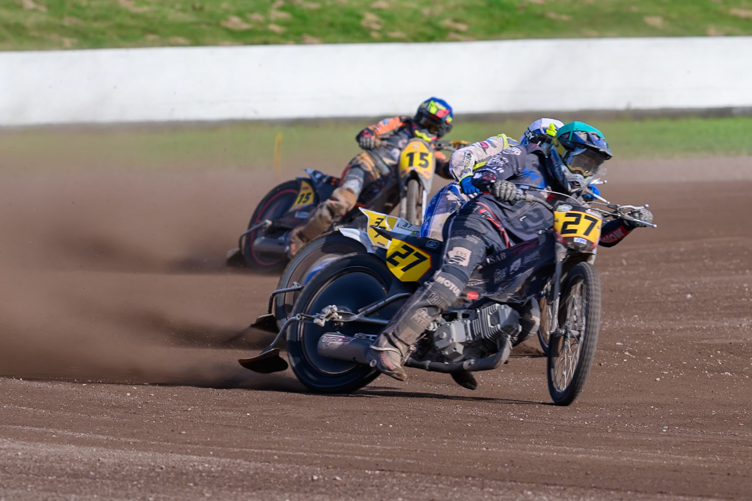 Mathias Trésarrieu (27) of France in Green leading Chris Harris (37) of Great Britain in White and Wild Card Rider Romano Hummel (15) of The Netherlands in Blue in the last chance heat during the FIM Long Track World Championship Final 4, at the Speed Centre Roden, Netherlands on Sunday 21st September 2025. (Photo: Ian Charles | MI News)during the FIM Long Track World Championship Final 4, at the Speed Centre, Roden on Sunday 21st September 2025. (Photo: Ian Charles | MI News)