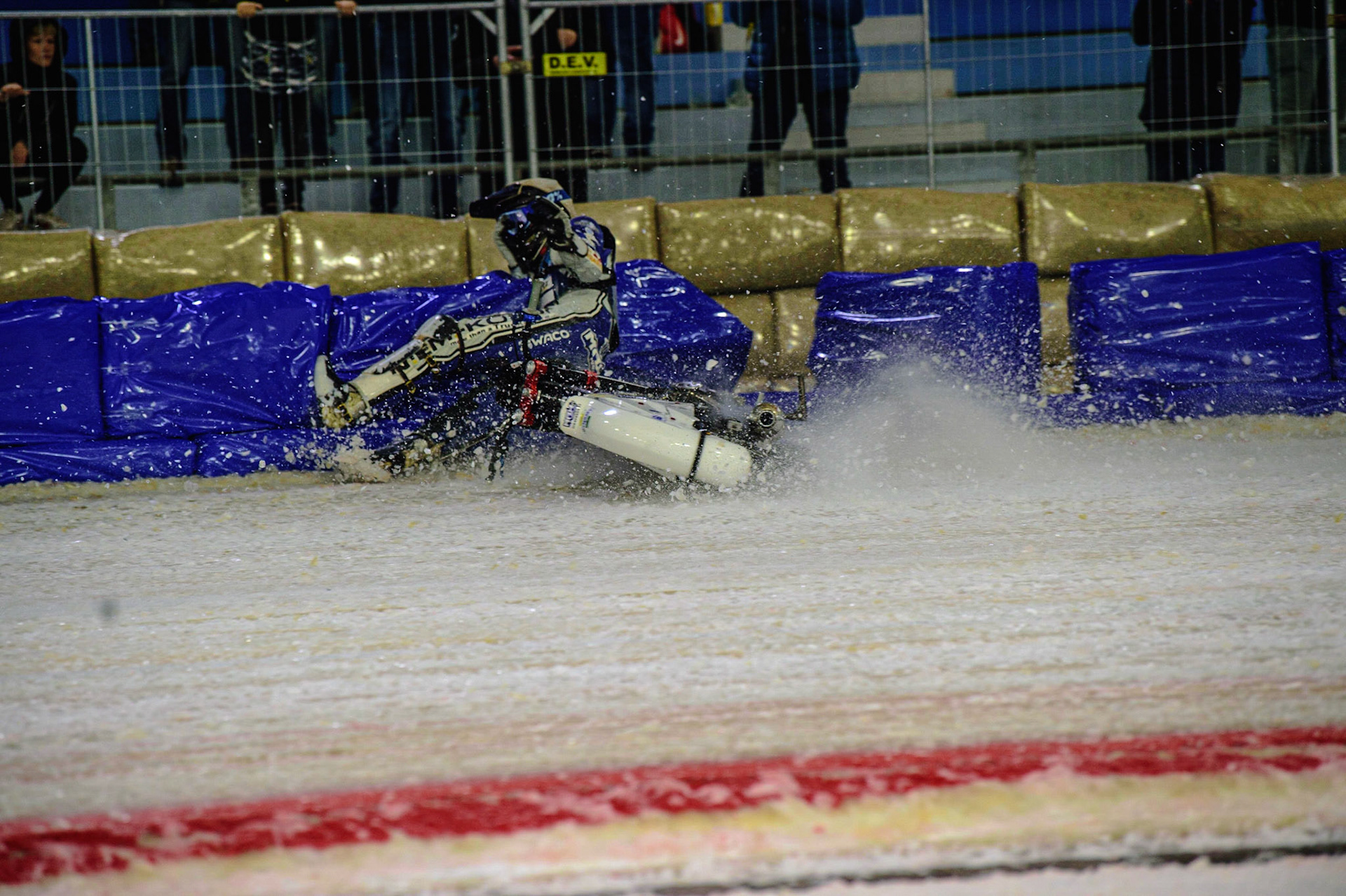 HEERENVEEN, NL.  Max Koivula (24) spins off during the FIM Ice Speedway Gladiators World Championship Final 4 at Ice Rink Thialf, Heerenveen on Sunday  3 April 2022. (Credit: Ian Charles | MI News)