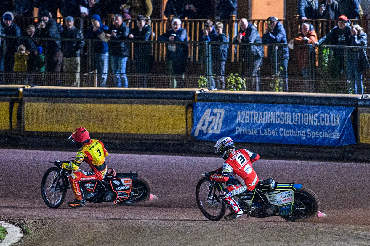Belle Vue Aces' Jaimon Lidsey in White chases Leicester Lions' Sam Masters in Red during the Rowe Motor Oil Premiership Grand Final 2nd Leg between Leicester Lions and Belle Vue Aces at the Pidcock Motorcycles Arena, Leicester on Thursday 26th September 2024. (Photo: Ian Charles | MI News)