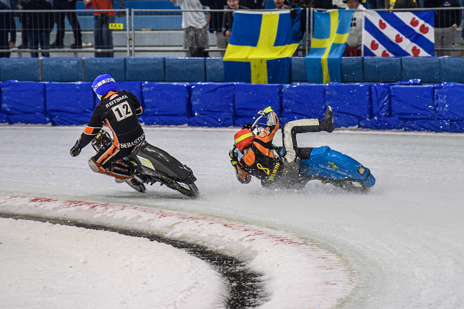 Melwin Björklin of Sweden falls when eating the Grand Final during the Roelof Thijs Bokaal, Ice Rink Thialf, Heerenveen, Netherlands on Friday 4th April 2025. (Photo: Ian Charles | MI News)