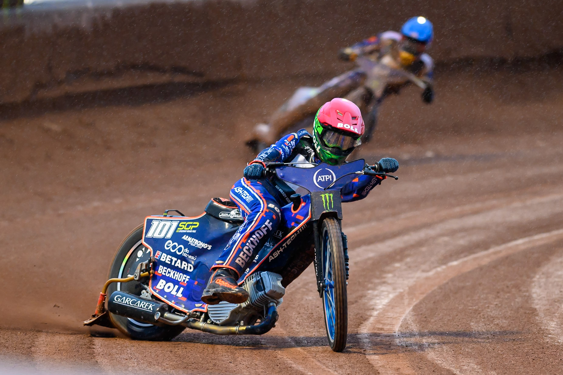 Brady Kurtz (101) of Australia in Red leading Robert Lambert (505) of Great Britain in Blue in the second Last Chance Heat during the ATPI  FIM Speedway GP of Manchester at the National Speedway Stadium, Manchester on Friday 5th June 2026. (Photo: Ian Charles | MI News)