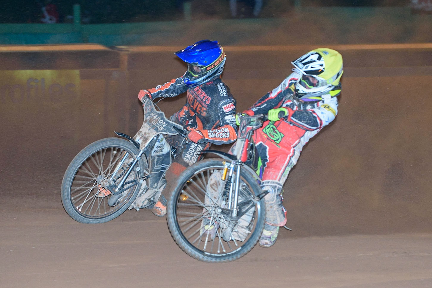 WOLVERHAMPTON, UK. AUGUST 30TH. Nikolaj B. Jakobsen  (Yellow) inside Broc Nicol  (Blue)during the SGB Premiership match between Wolverhampton Wolves and Belle Vue Aces at Monmore Green Stadium, Wolverhampton on Monday 30th August 2021. (Credit: Ian Charles | MI News)